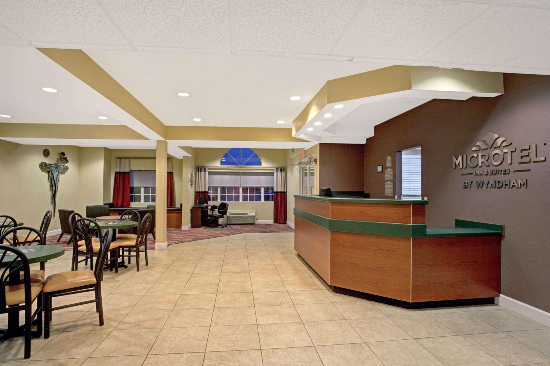 Microtel Inn & Suites by Wyndham Bushnell photo 4