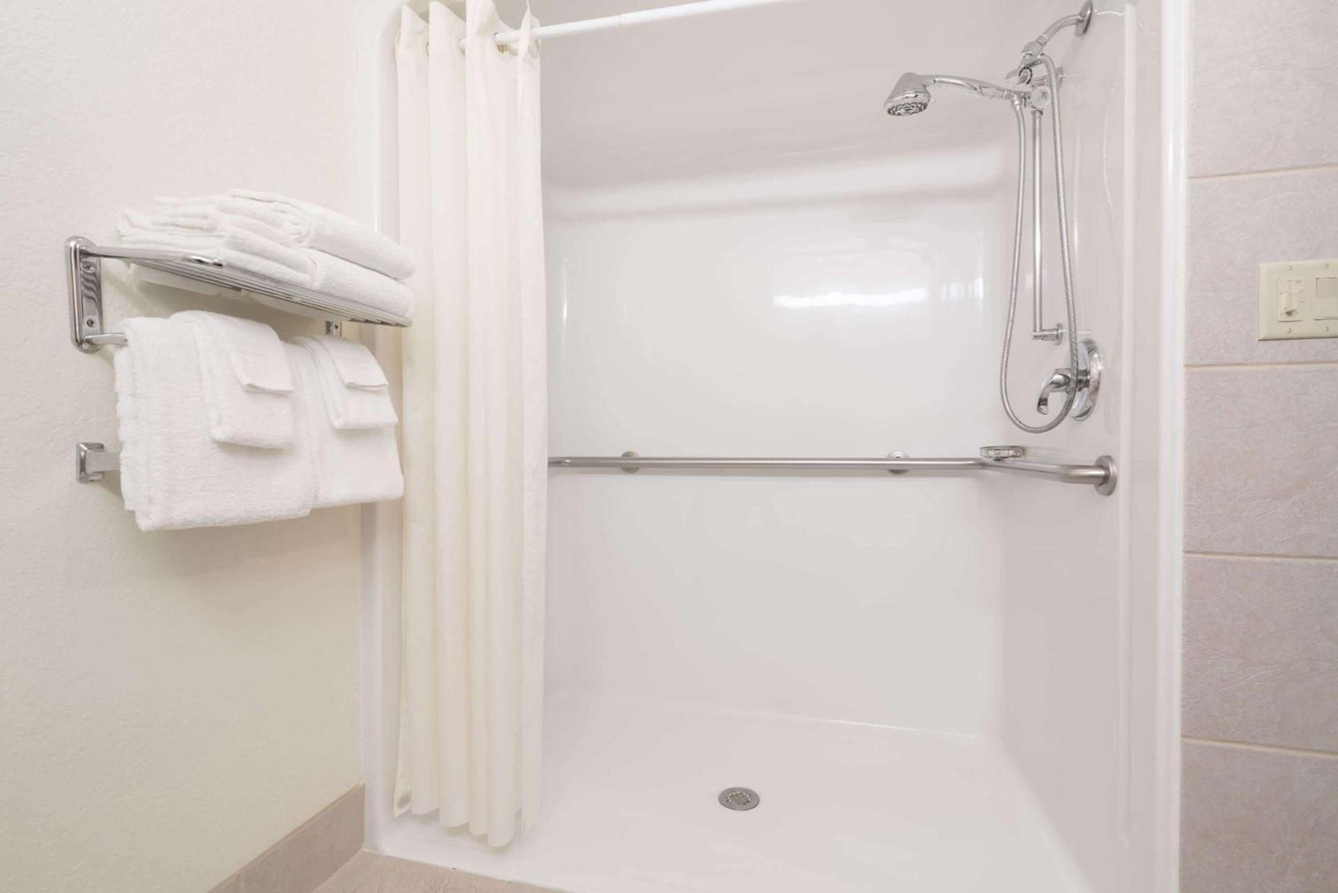 Microtel Inn & Suites by Wyndham Rice Lake photo 14