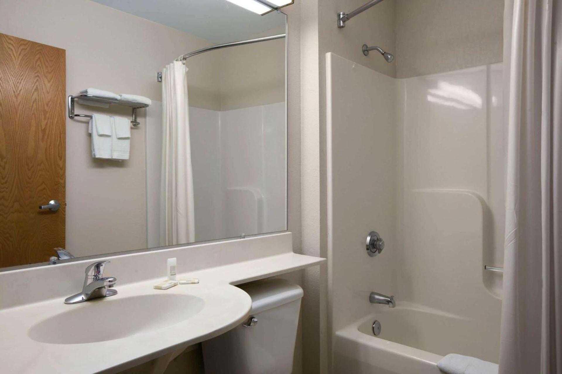 Microtel Inn by Wyndham Champaign photo 38