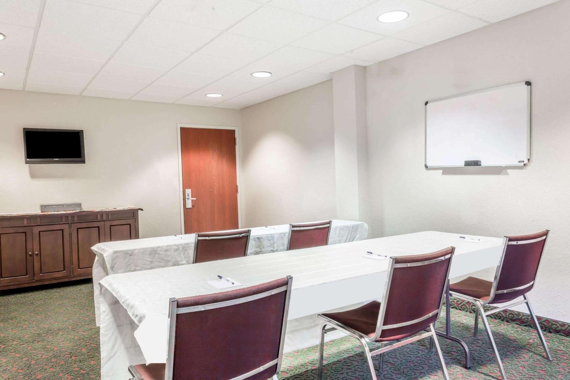 Microtel Inn & Suites Marianna photo 14
