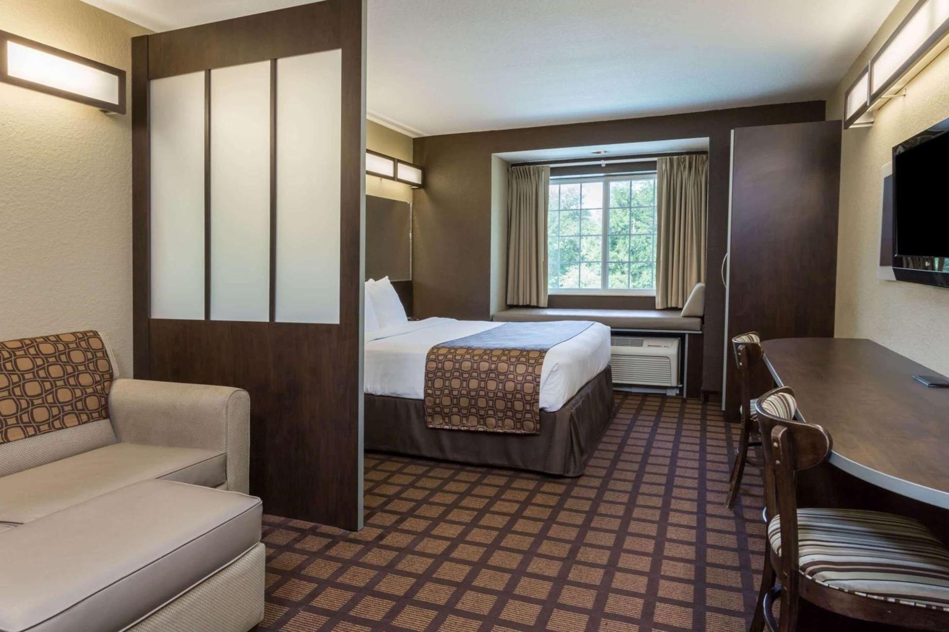 Microtel Inn & Suites by Wyndham Jacksonville Airport photo 3