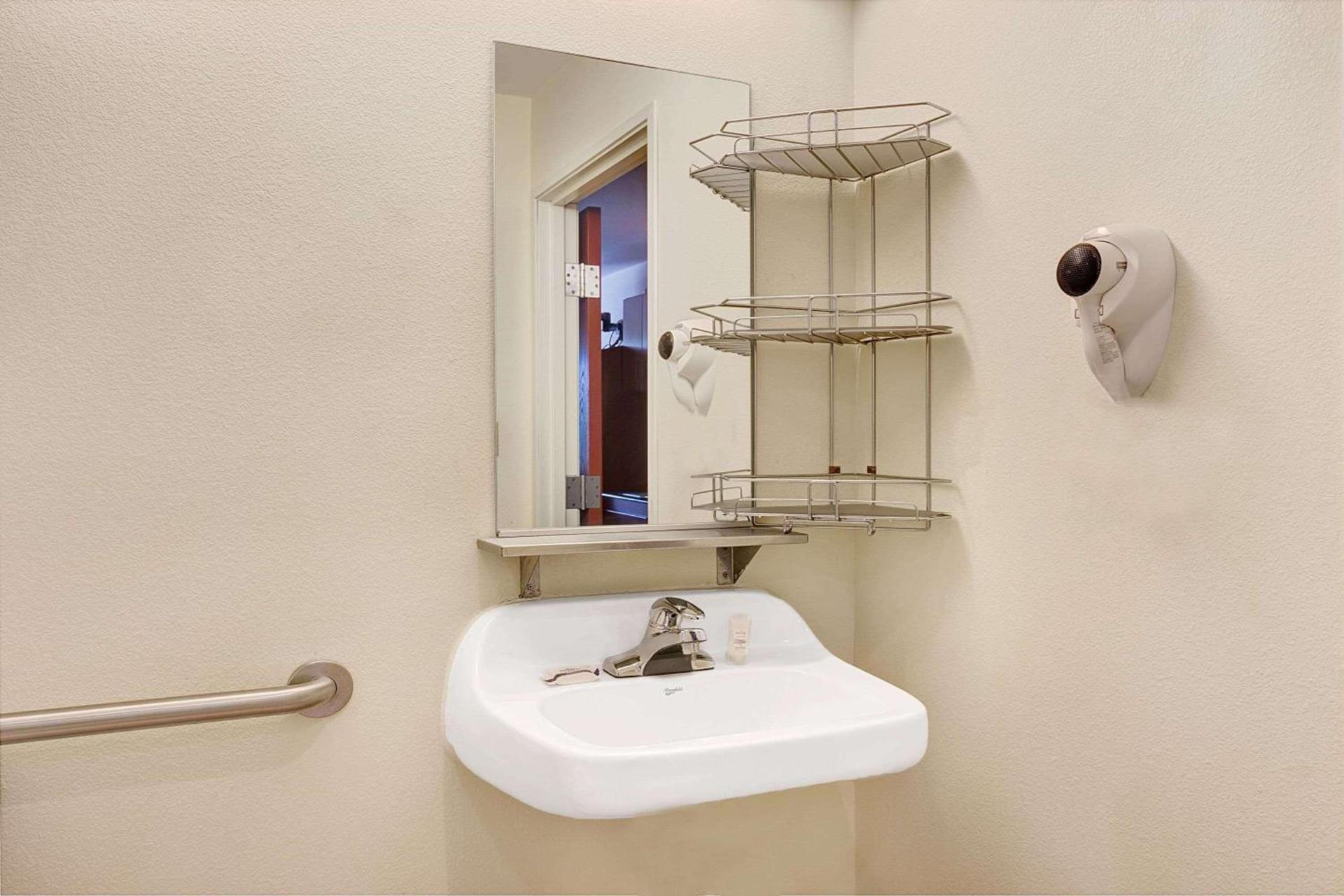 Microtel Inn & Suites by Wyndham Indianapolis Airport photo 40