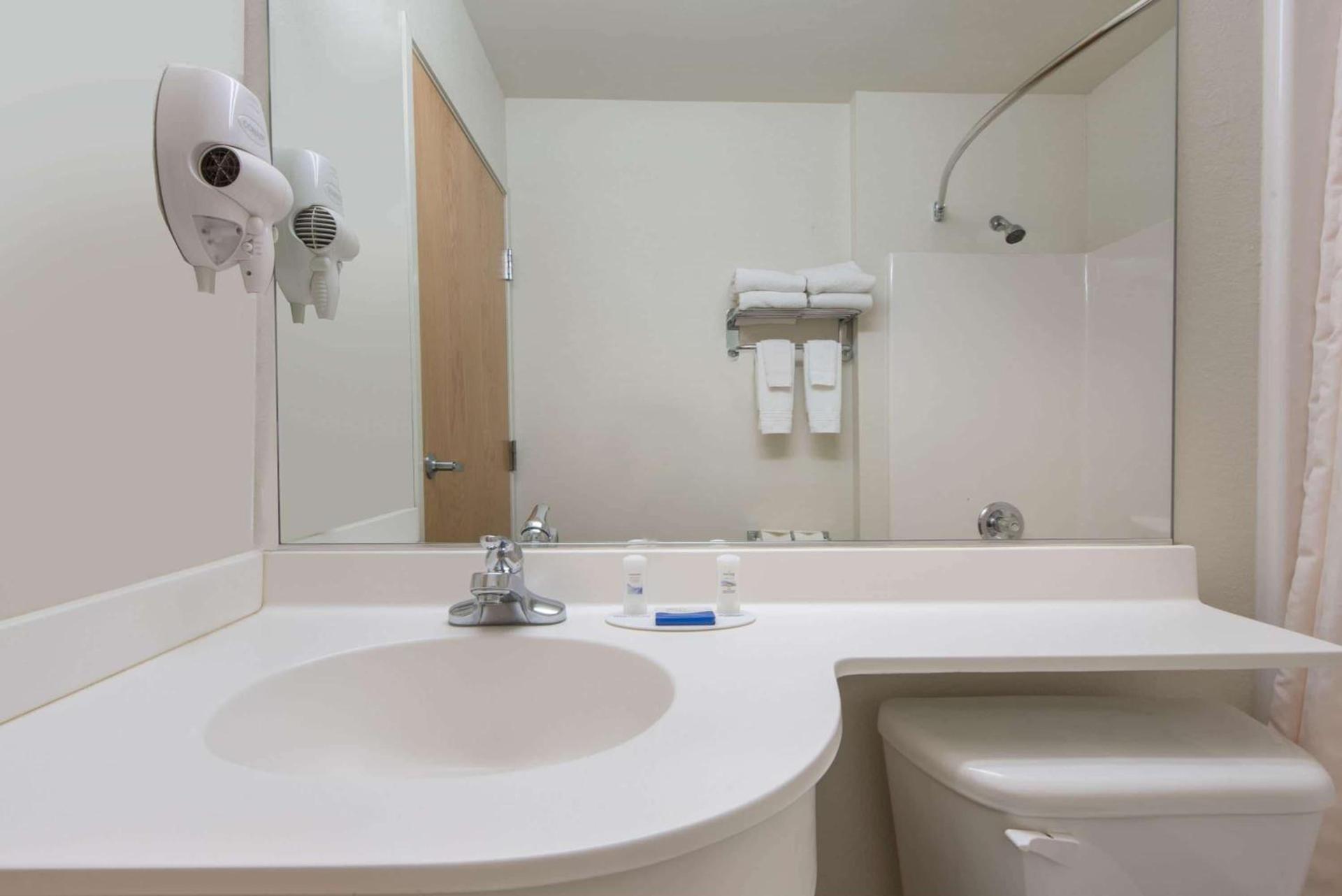 Microtel Inn & Suites by Wyndham Altus photo 11