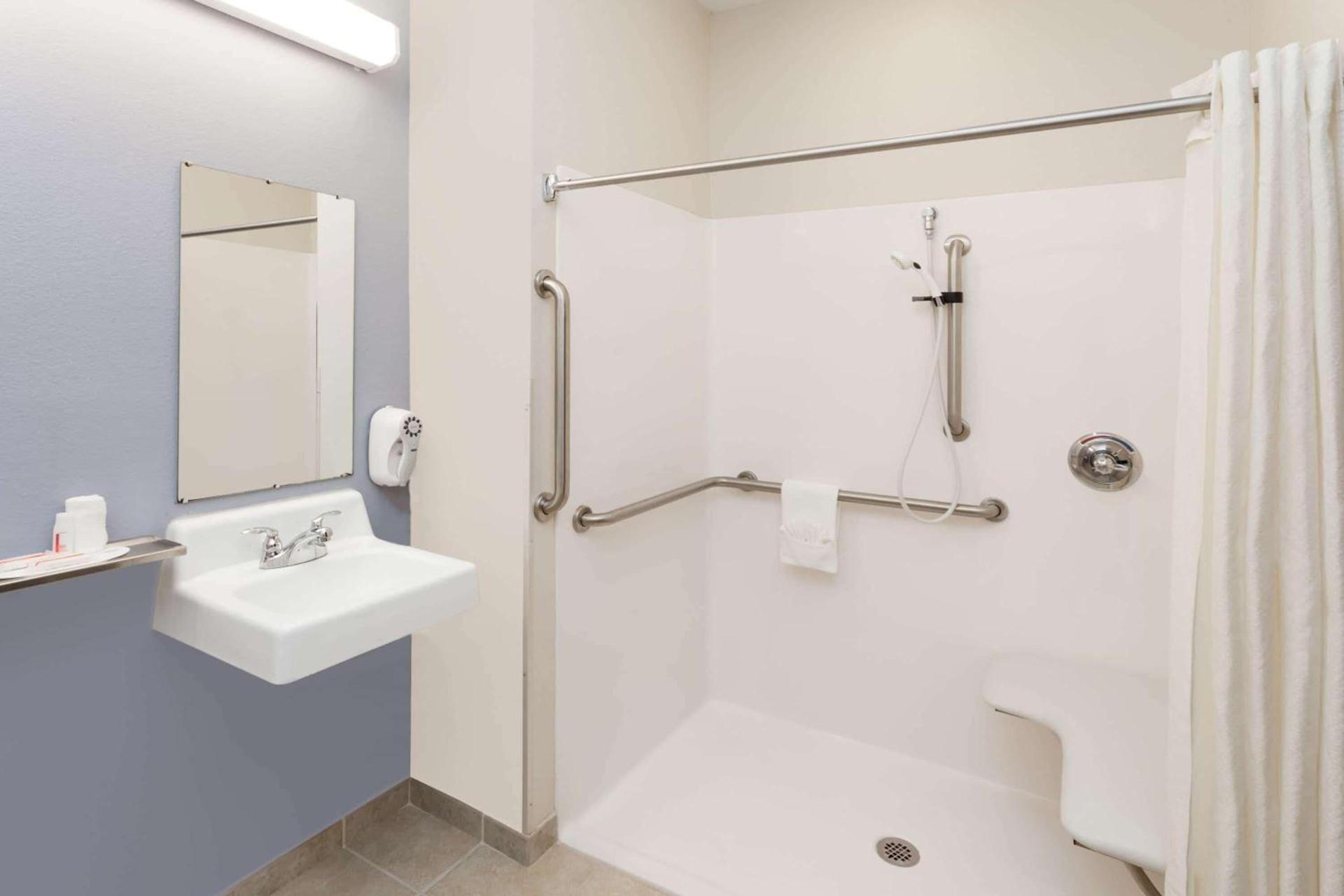 Microtel Inn and Suites Elkhart photo 40