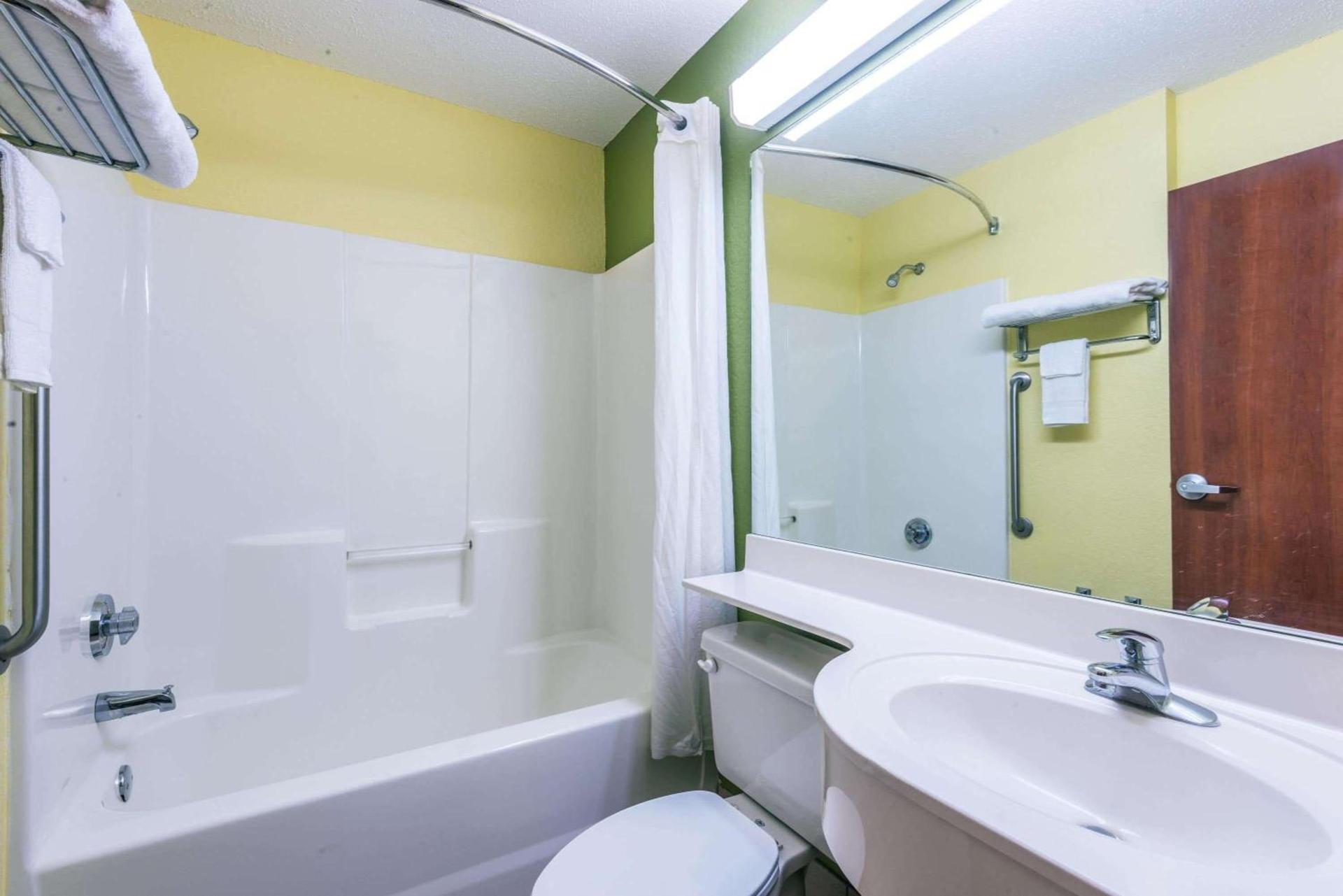Microtel Inn & Suites by Wyndham Auburn photo 14