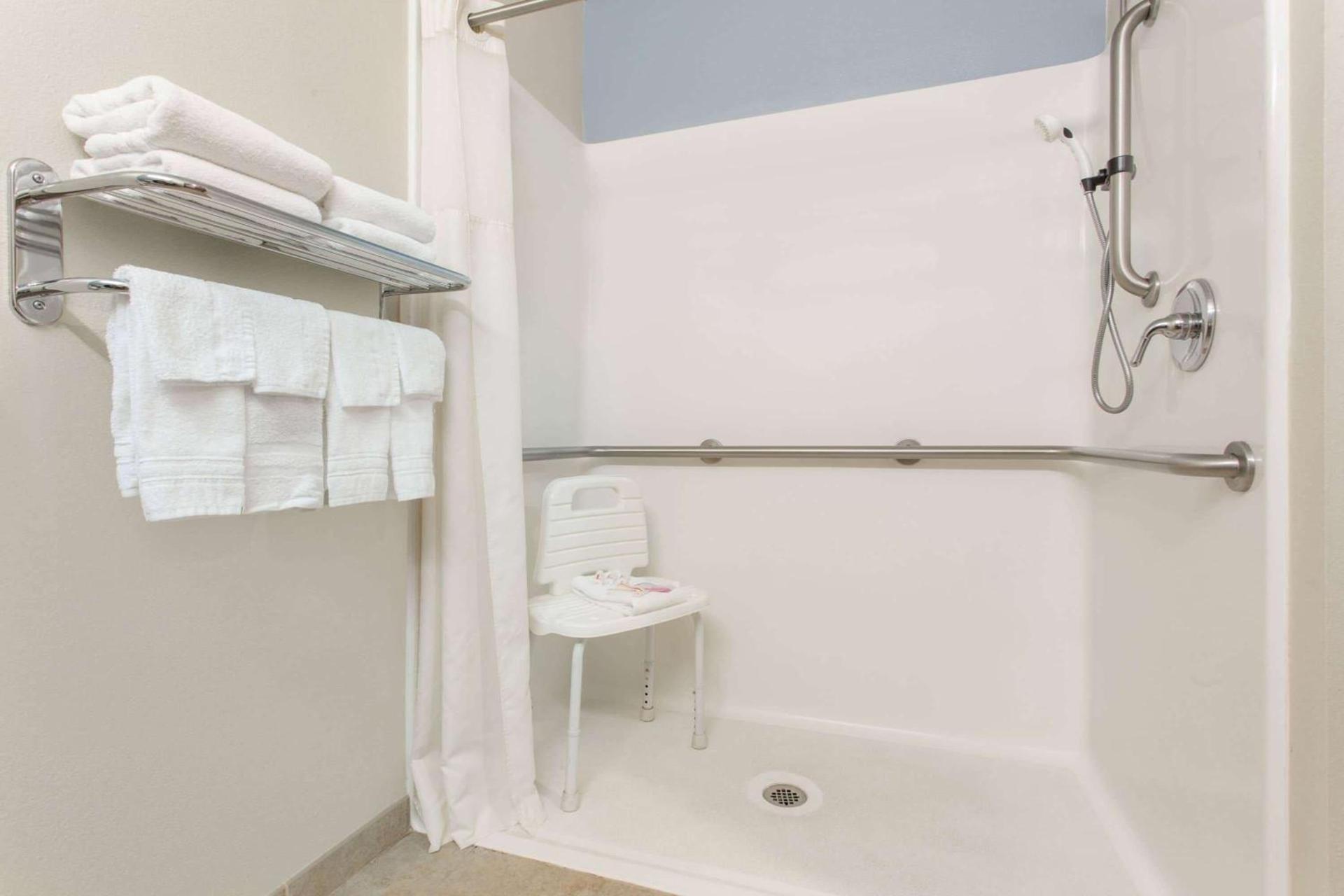 Microtel Inn & Suites by Wyndham Klamath Falls photo 14