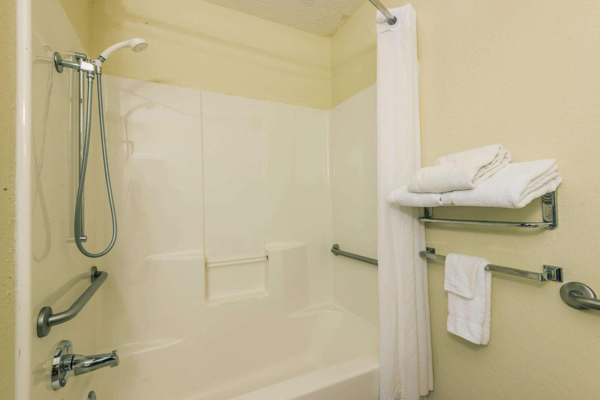 Microtel Inn & Suites by Wyndham Auburn photo 11
