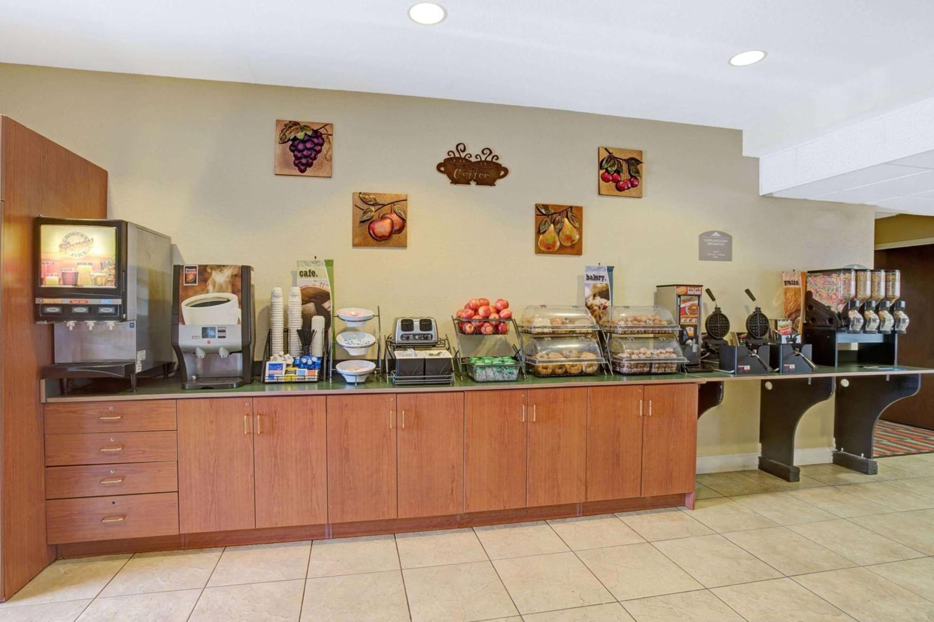 Microtel Inn & Suites by Wyndham Bushnell photo 14