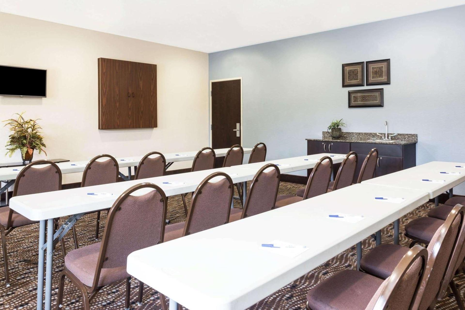 Microtel Inn & Suites by Wyndham Spring Hill/Weeki Wachee photo 22