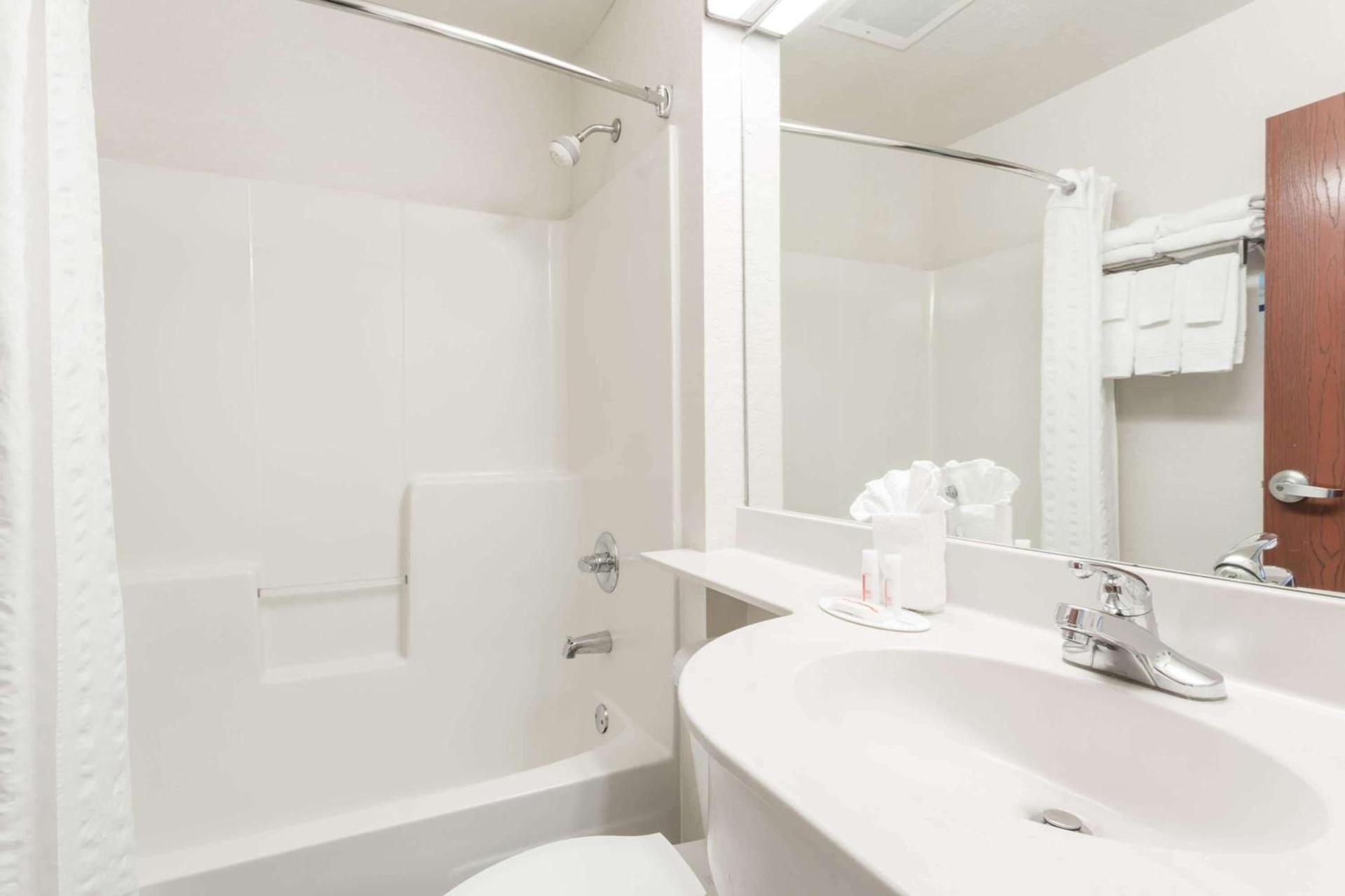 Microtel Inn & Suites Marianna photo 9