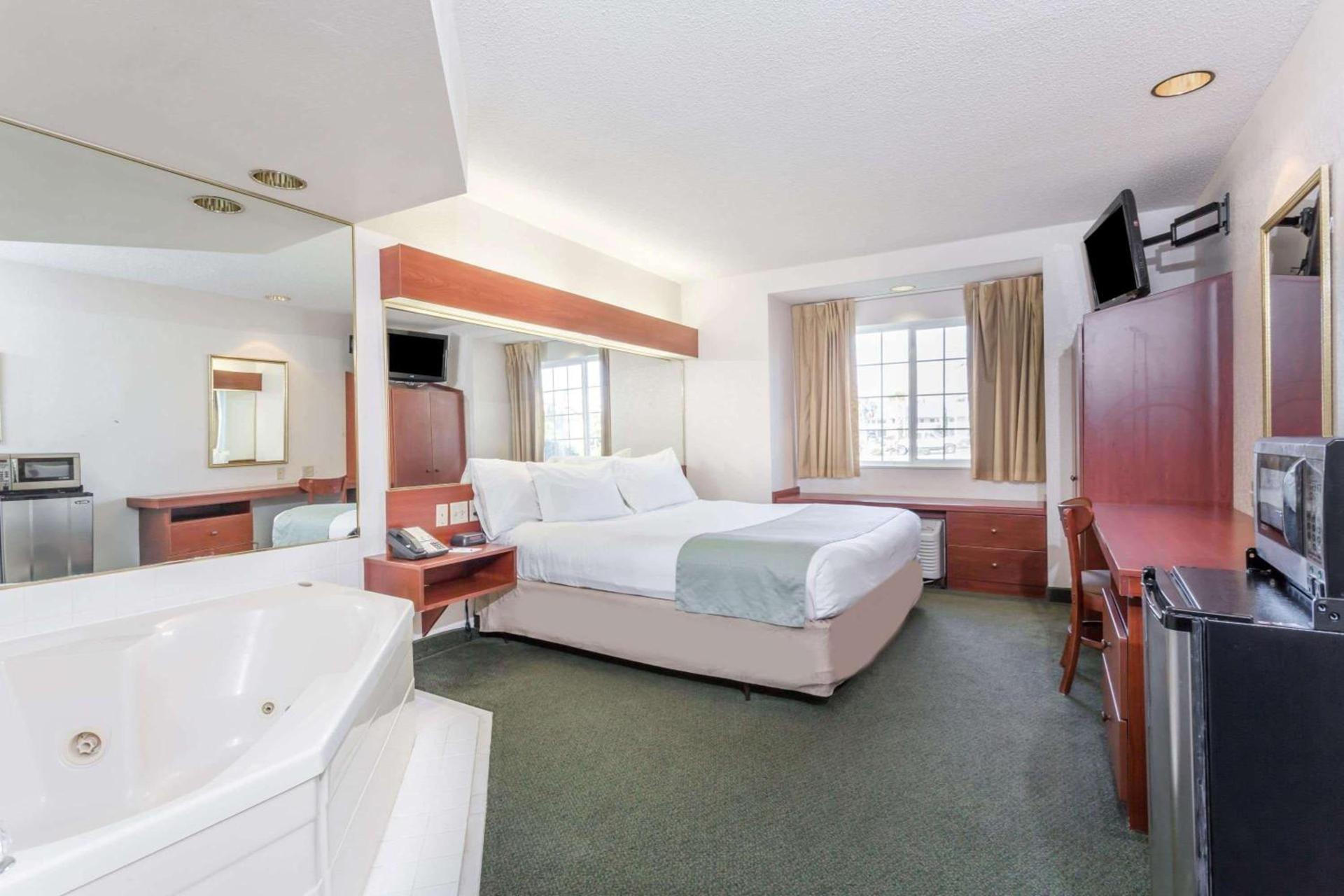 Microtel Inn & Suites Marianna photo 11