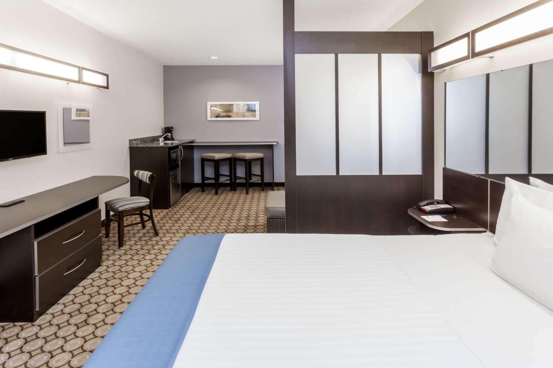 Microtel Inn and Suites Elkhart photo 33