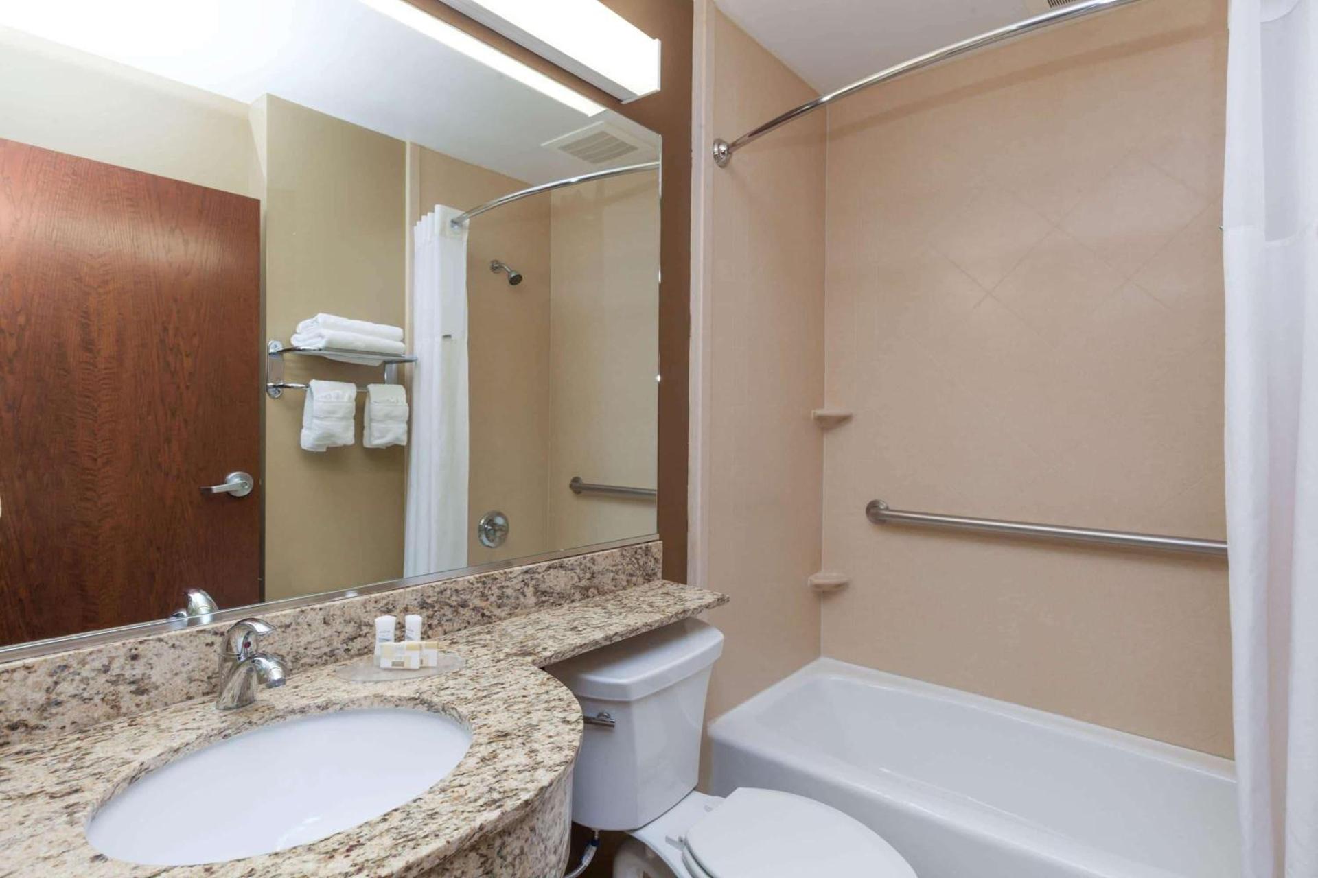 Microtel Inn & Suites by Wyndham Wheeler Ridge photo 16