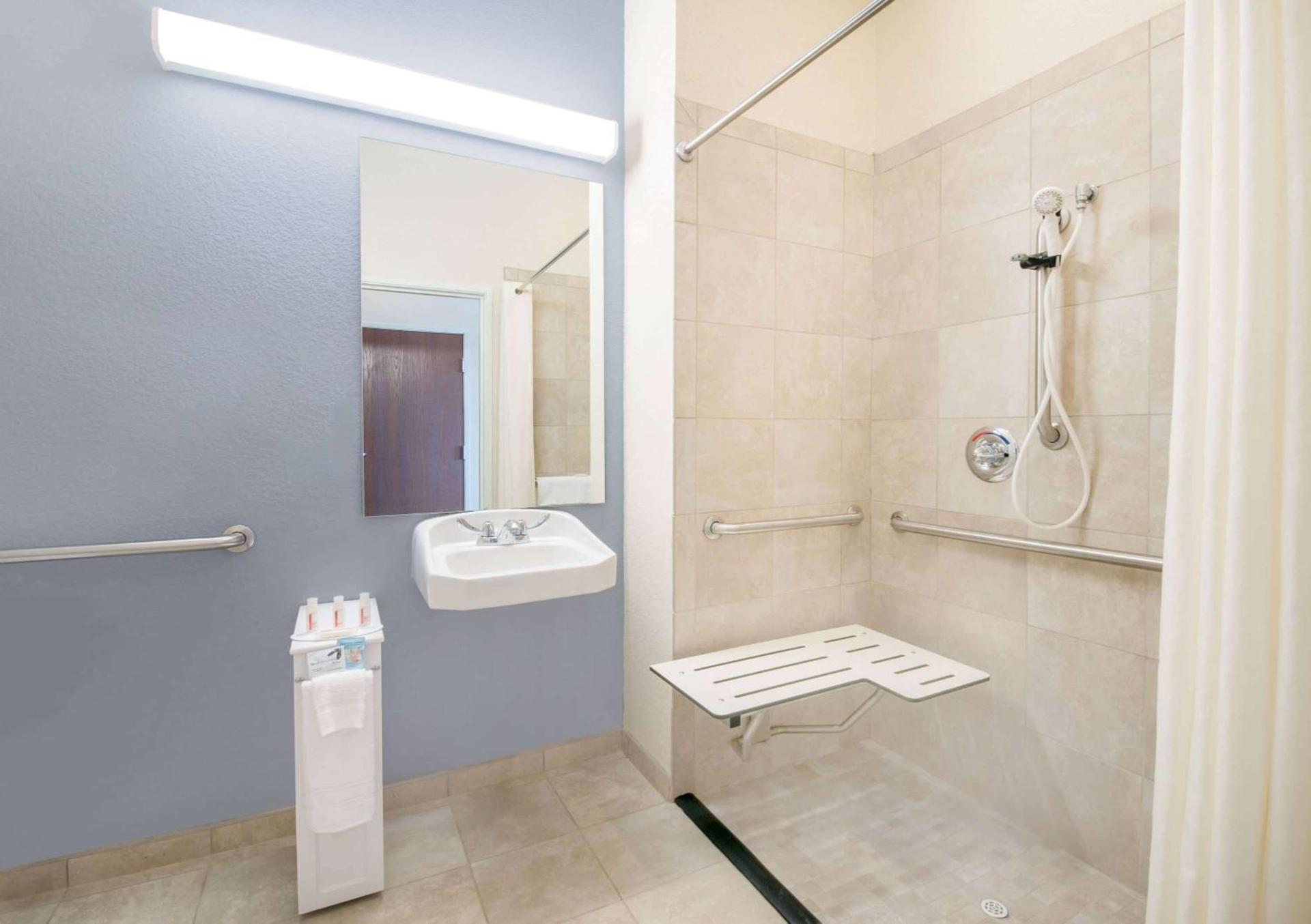 Microtel Inn & Suites by Wyndham Stanley photo 16