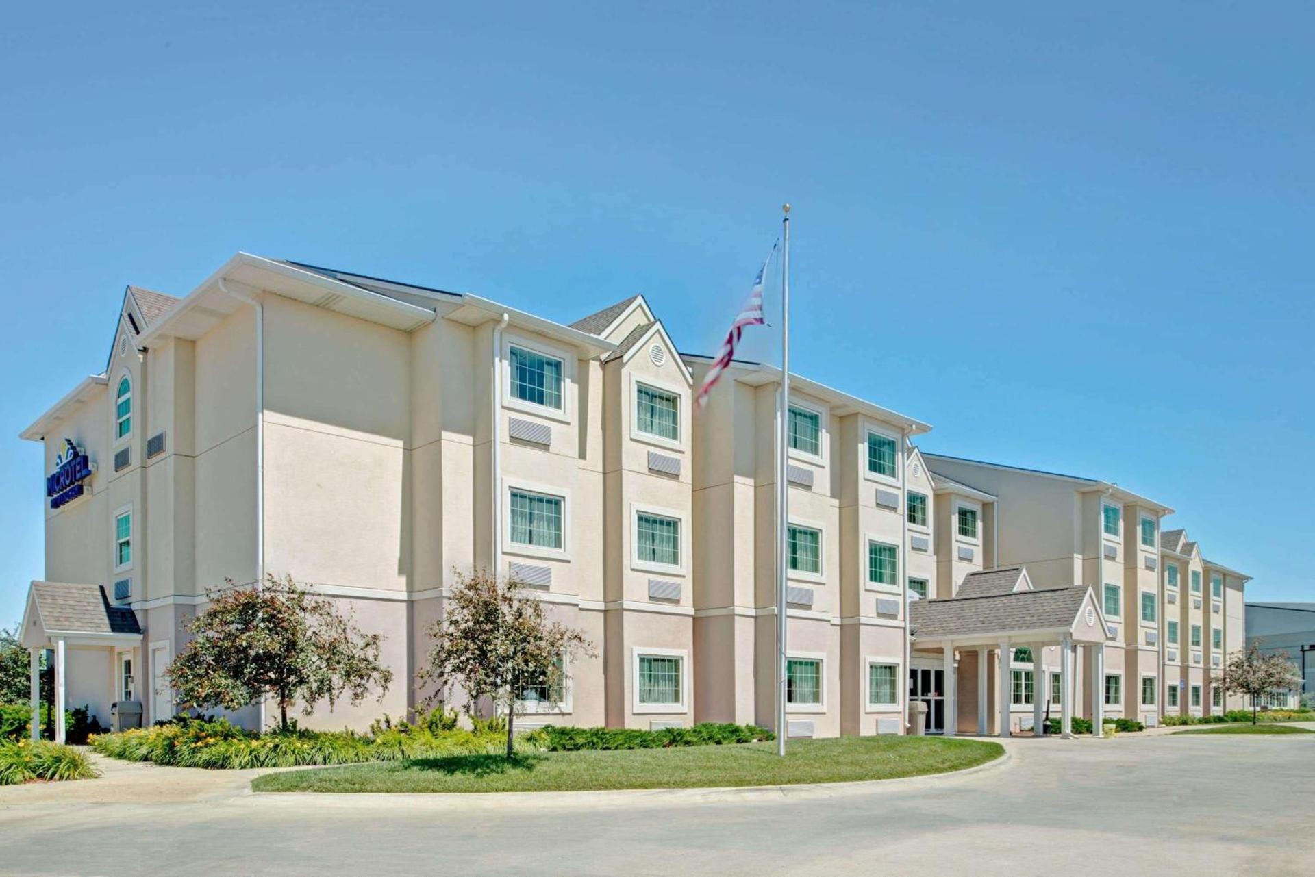 Microtel Inn & Suites by Wyndham Bluffs photo 2