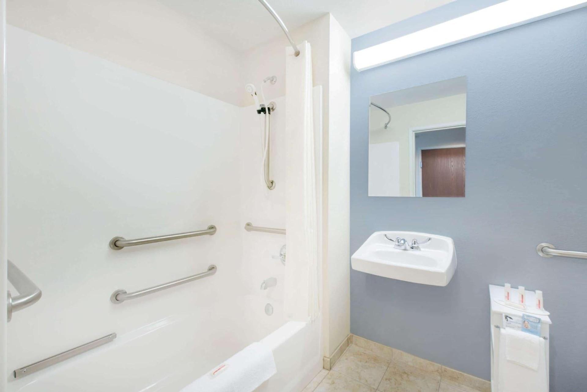 Microtel Inn & Suites by Wyndham Stanley photo 13