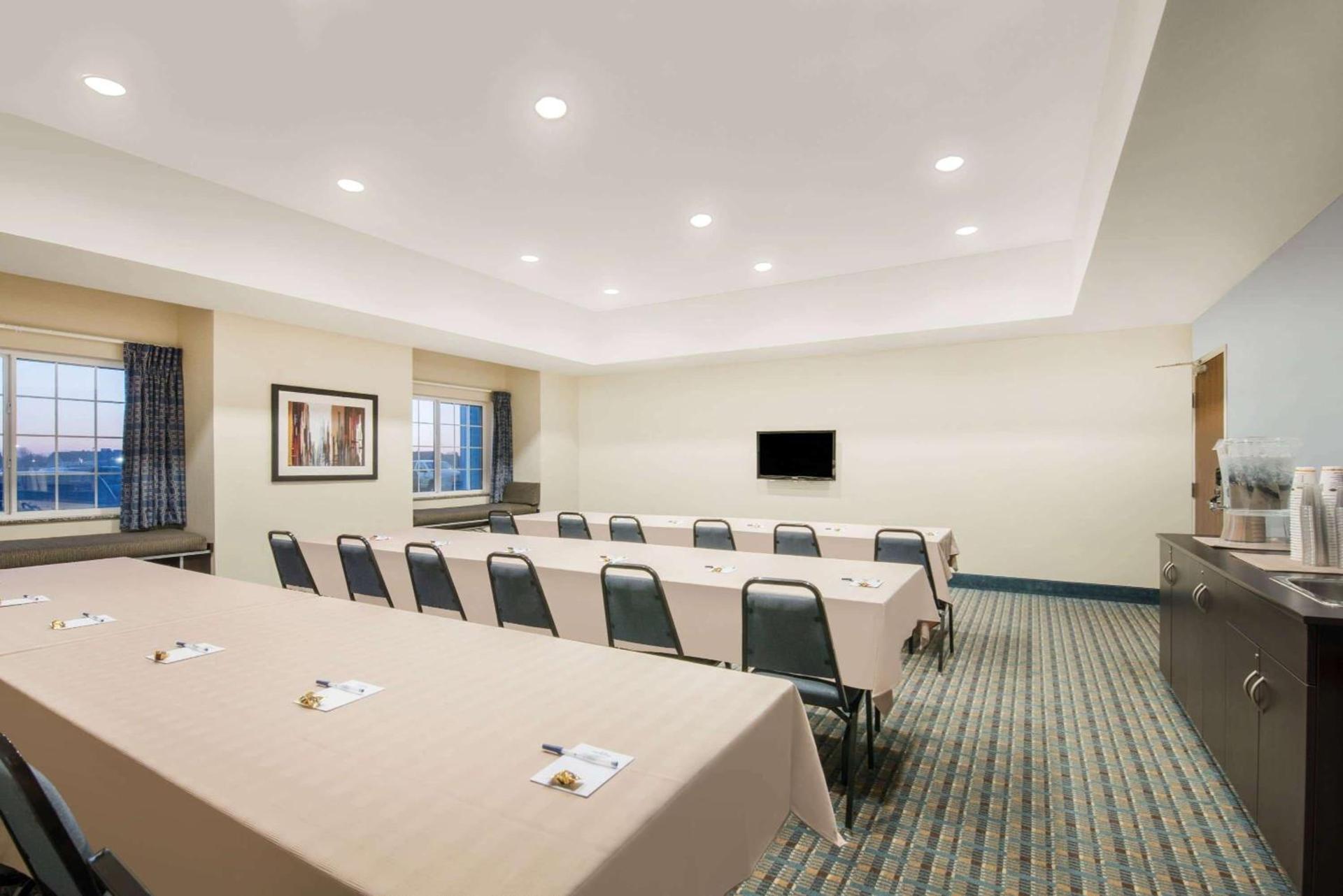 Microtel Inn & Suites by Wyndham Stanley photo 10