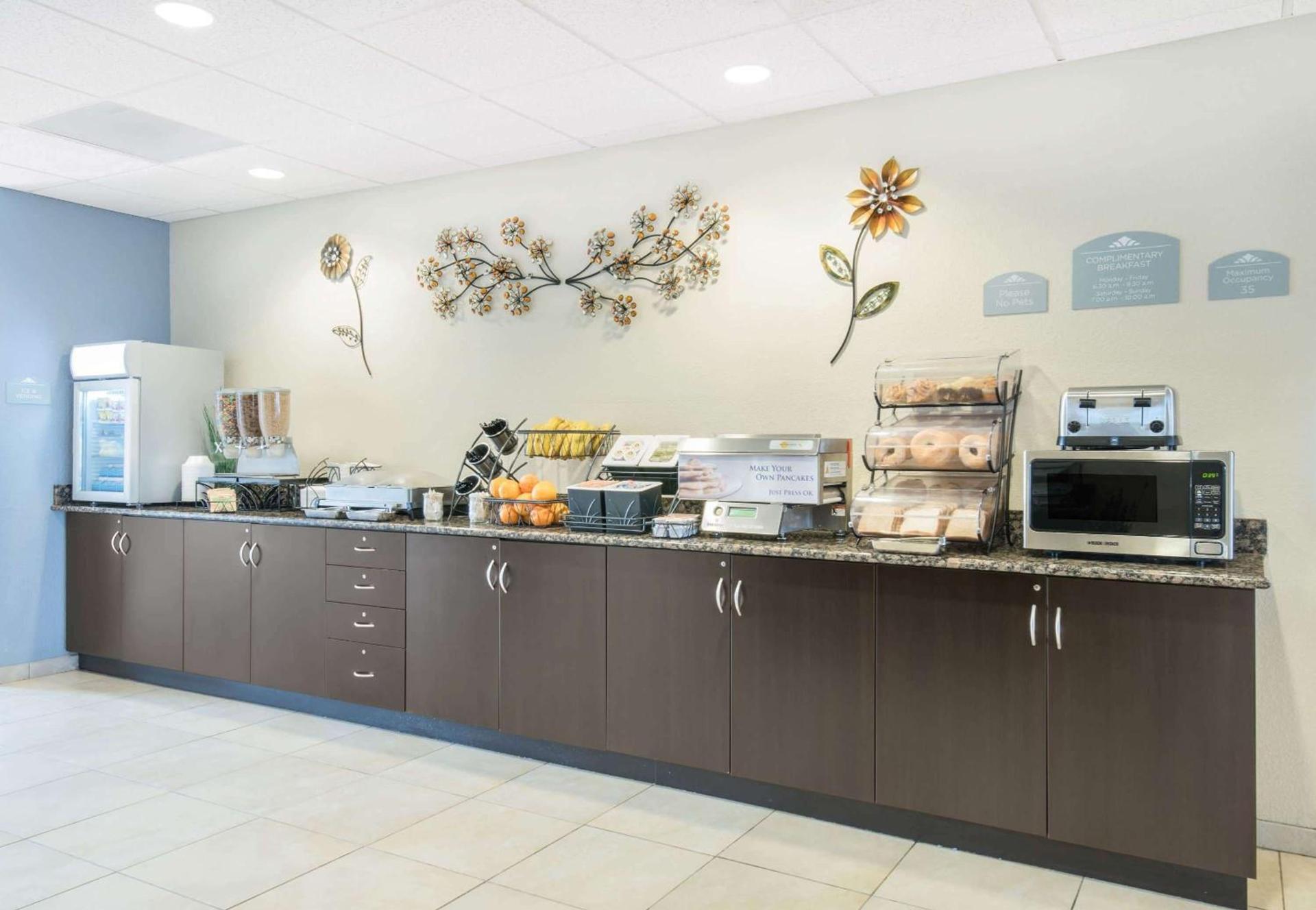 Microtel Inn & Suites by Wyndham Stanley photo 8