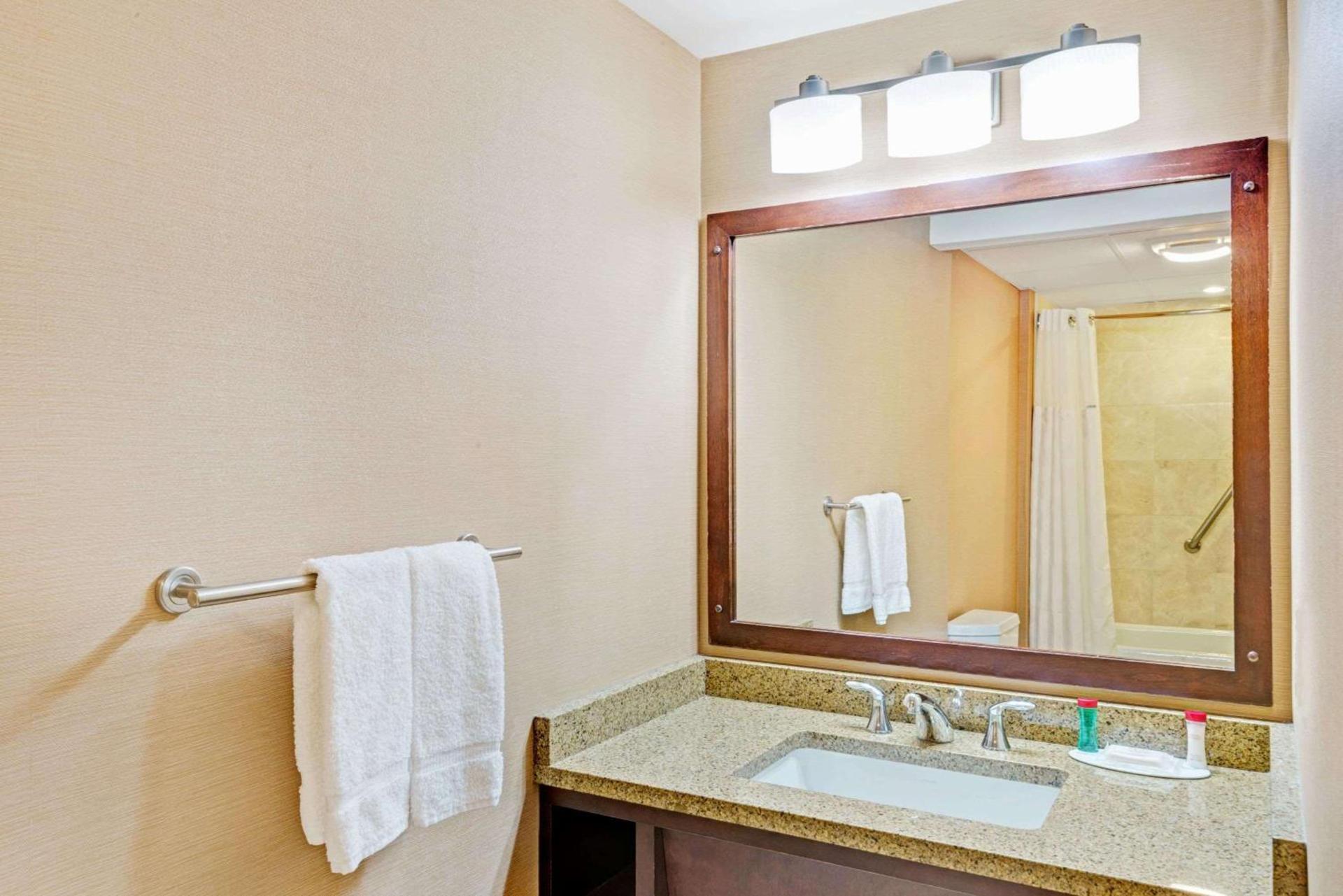 Ramada by Wyndham Seekonk Providence Area photo 6