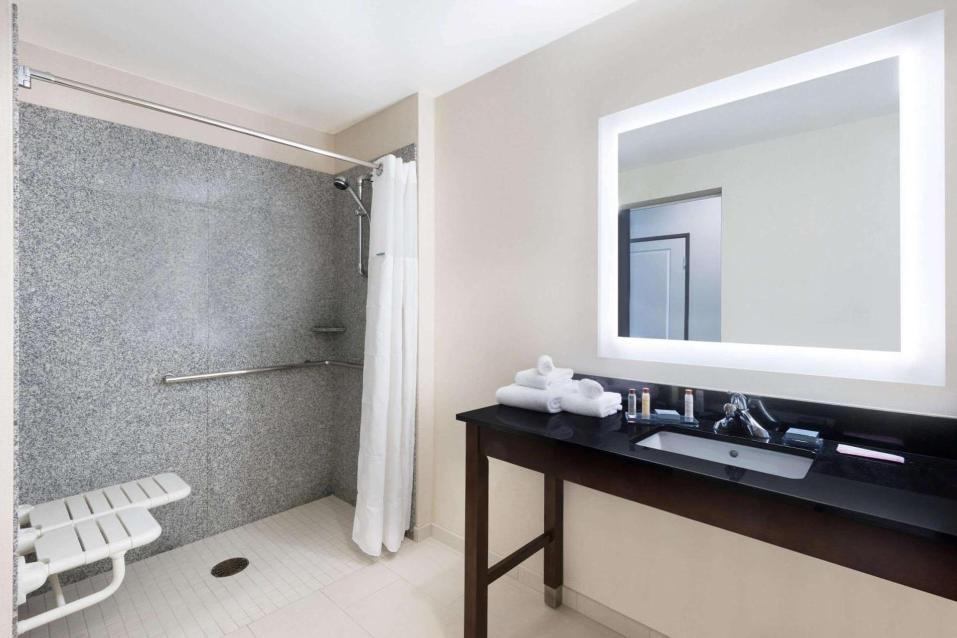 Wingate by Wyndham Sidney photo 9