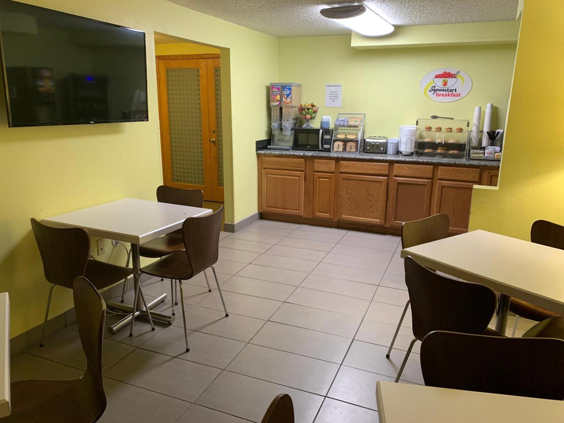 Super 8 by Wyndham Pueblo photo 44