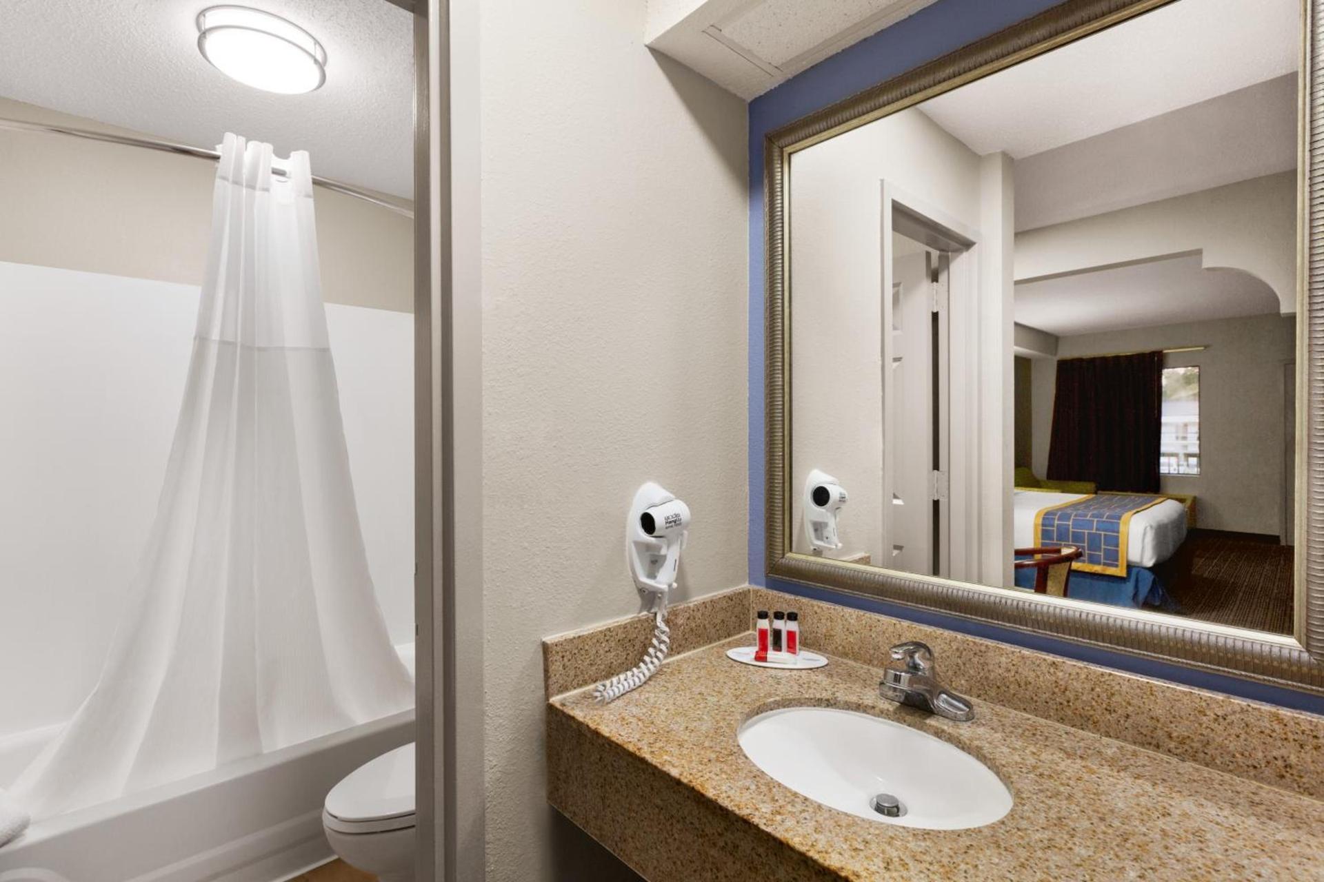 Days Inn & Suites by Wyndham Savannah Midtown photo 47