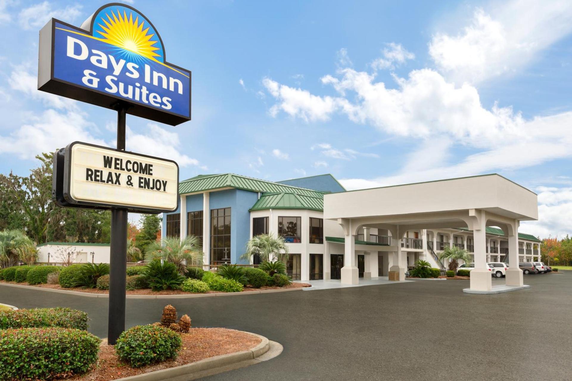 Days Inn & Suites by Wyndham Savannah Midtown photo 2