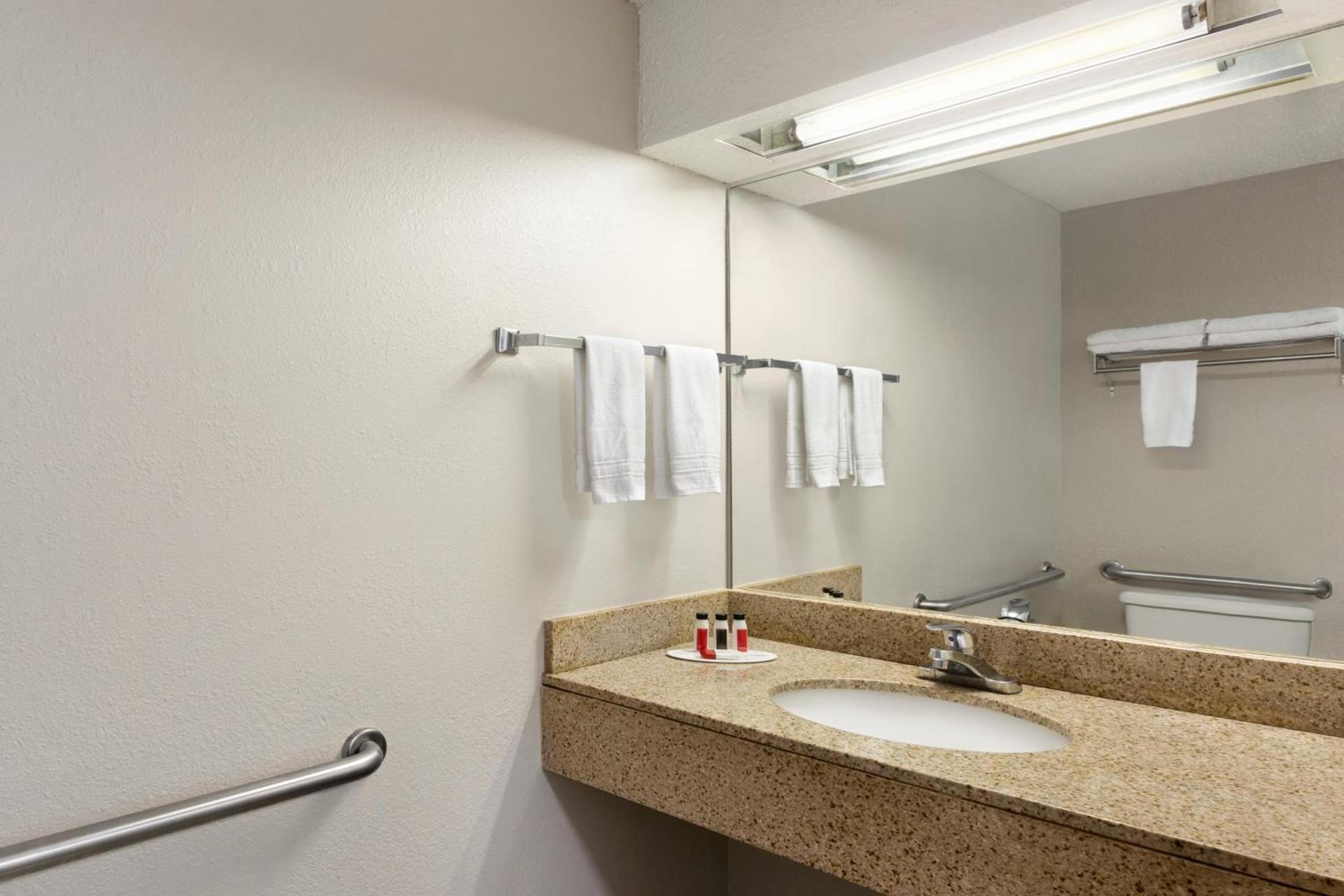Days Inn & Suites by Wyndham Savannah Midtown photo 50