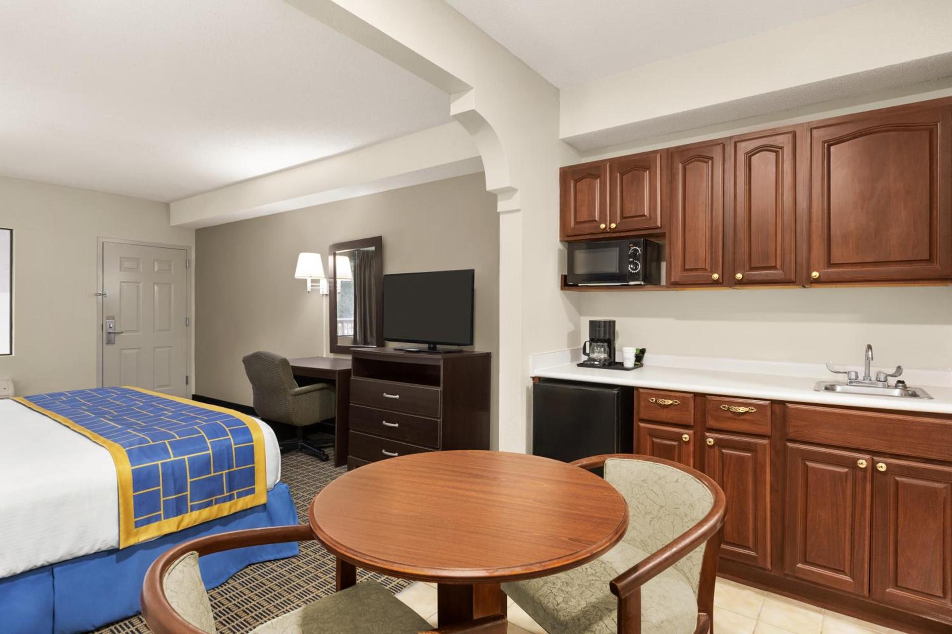 Days Inn & Suites by Wyndham Savannah Midtown photo 53