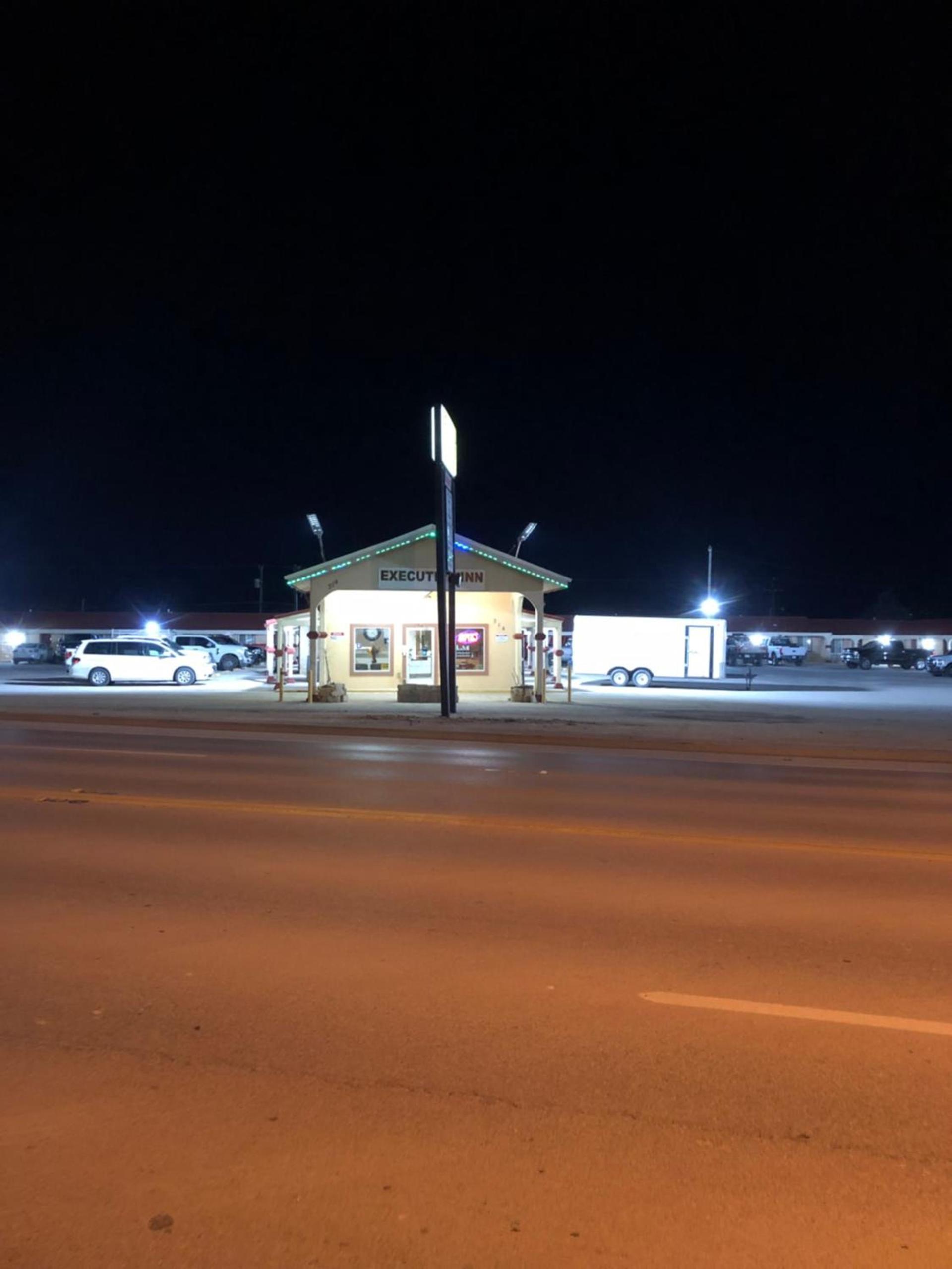 Executive Inn Snyder photo 2