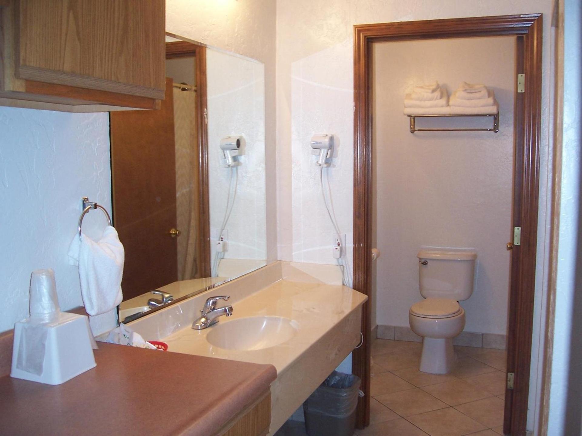 Red Carpet Inn Medford photo 30
