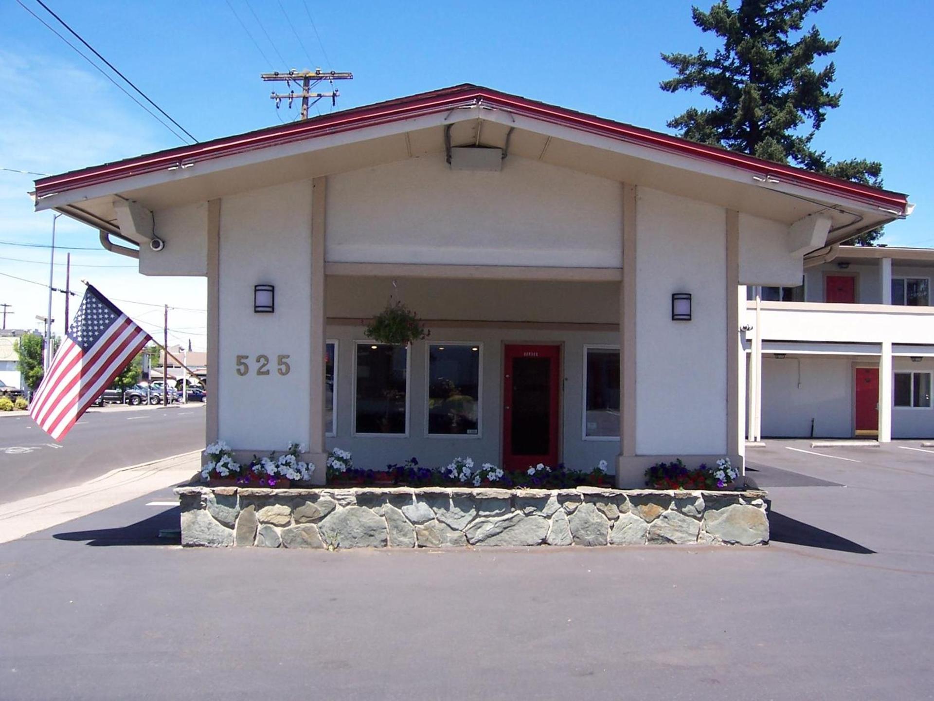 Red Carpet Inn Medford photo 1