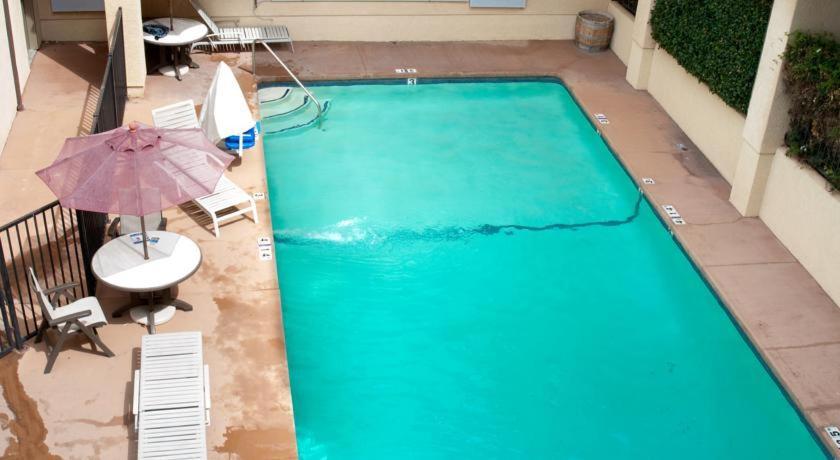 Lamplighter Inn & Suites photo 2