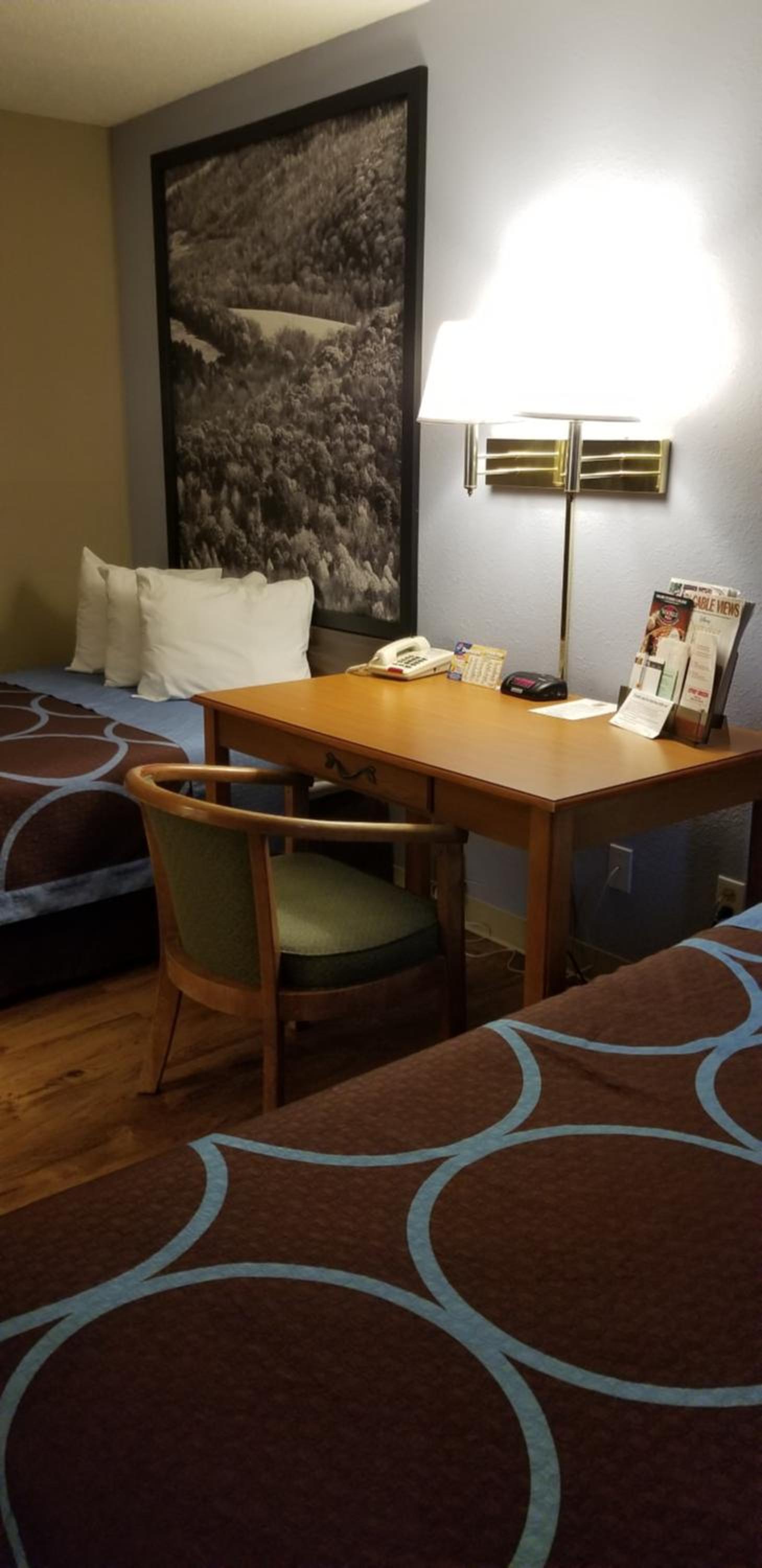 Super 8 by Wyndham East Stroudsburg - Poconos photo 12