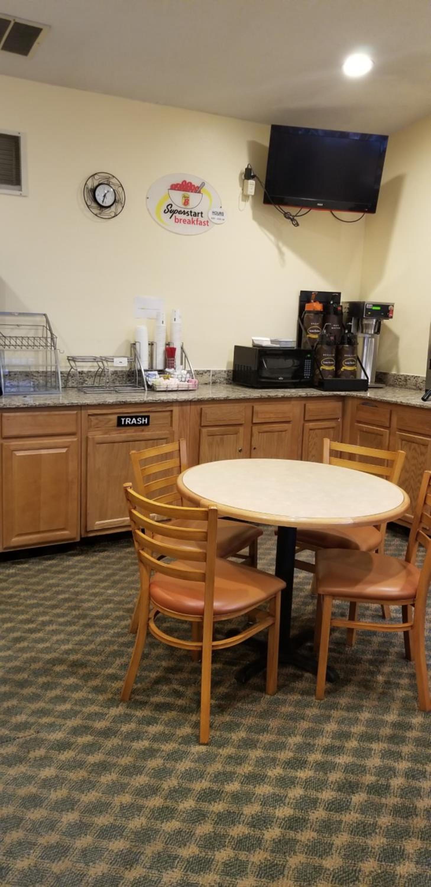 Super 8 by Wyndham East Stroudsburg - Poconos photo 10