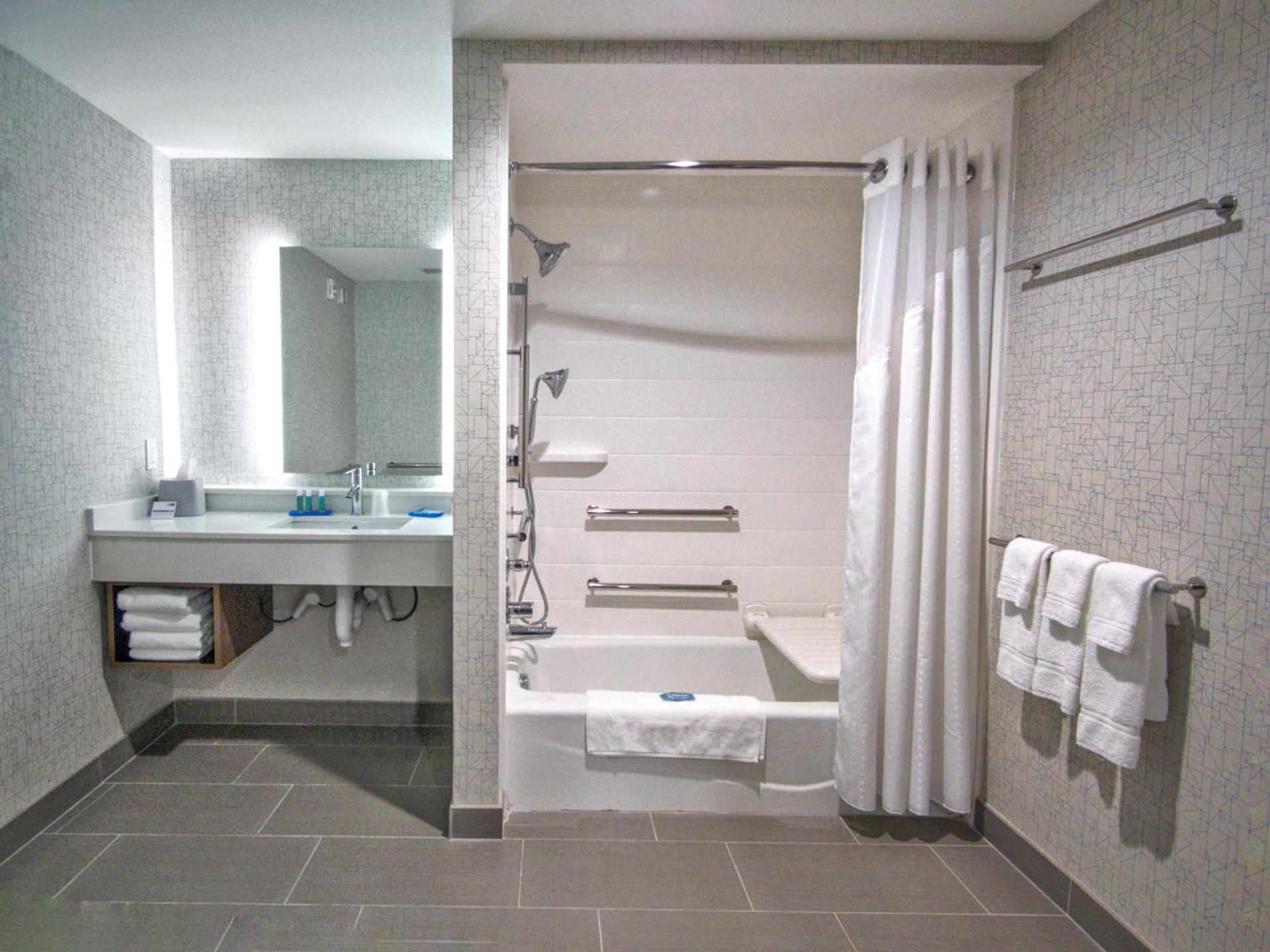 Holiday Inn Express & Suites Moore by IHG photo 6