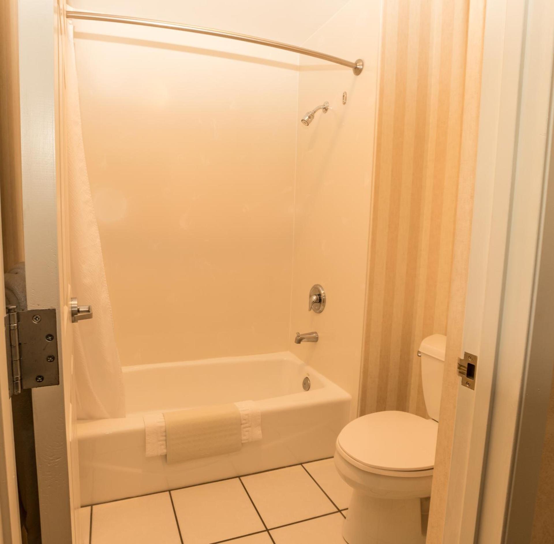 Lakeside Lodge and Suites photo 37