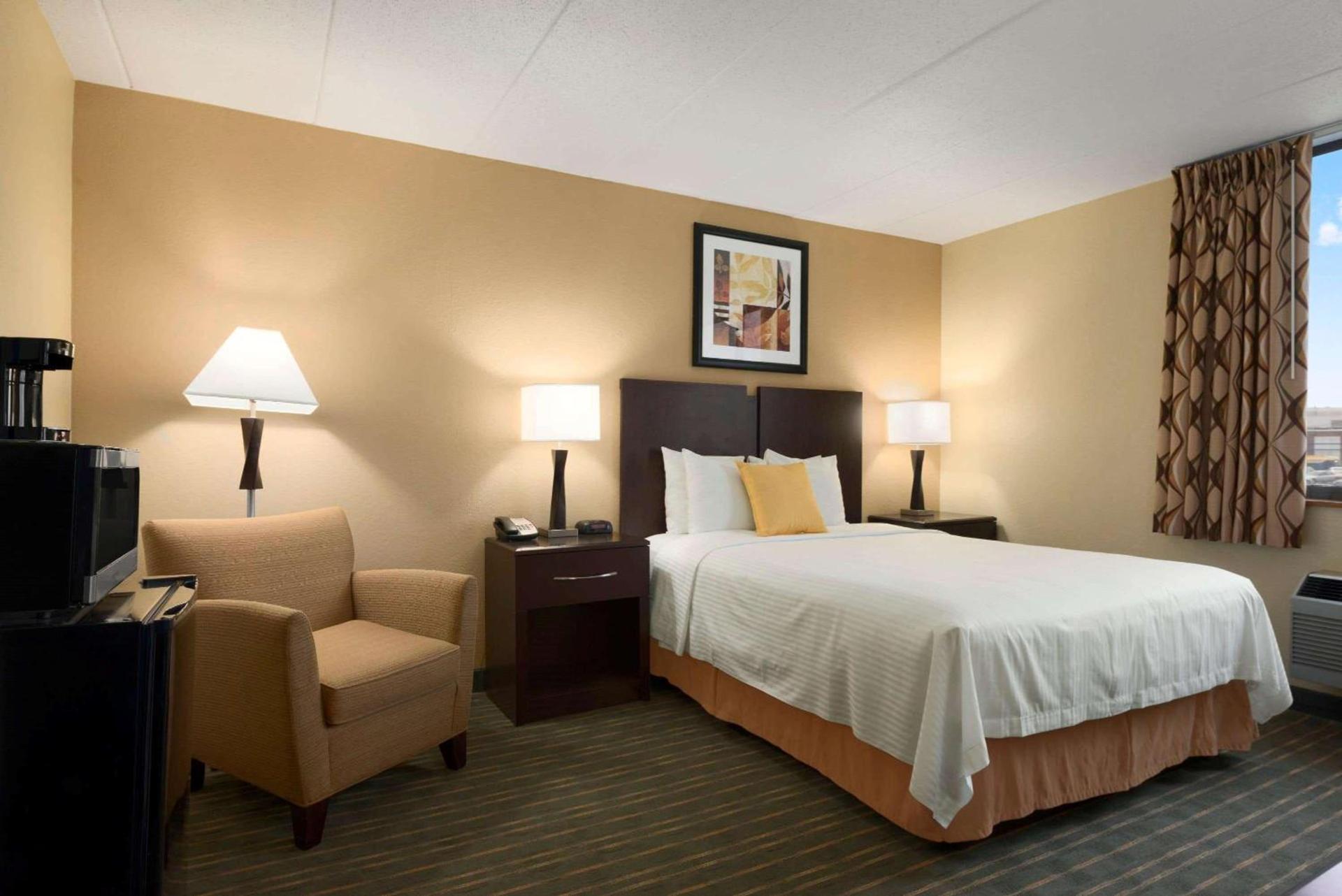 Days Hotel by Wyndham University Ave SE photo 22
