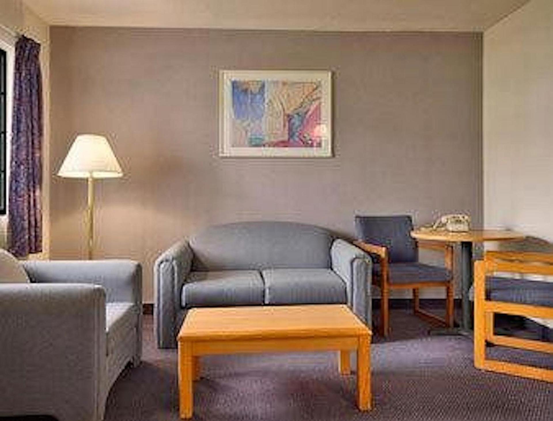 Days Inn & Suites by Wyndham Needles photo 36