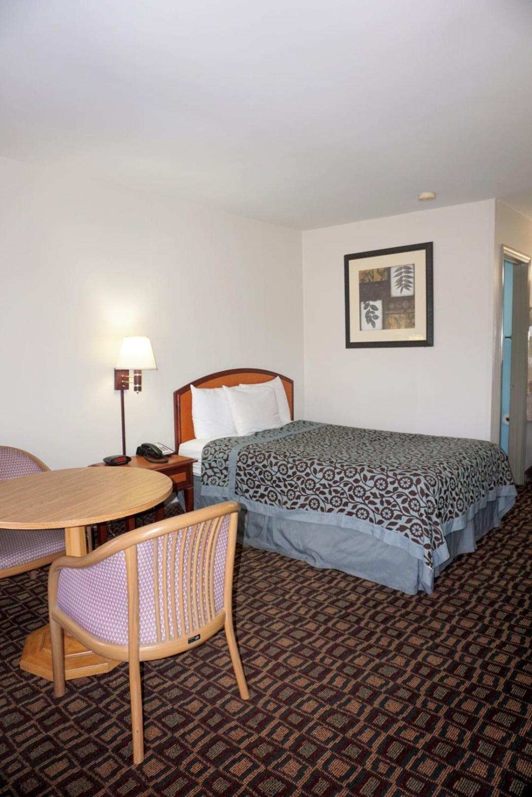 Days Inn by Wyndham Augusta Wheeler Road photo 23