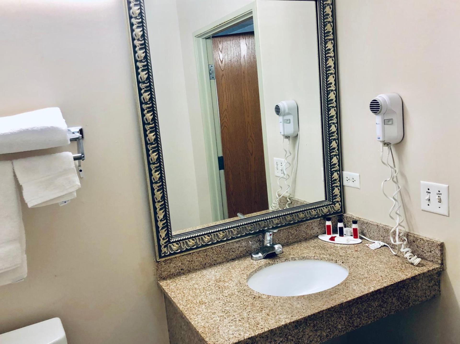 Baymont by Wyndham Gurnee photo 43