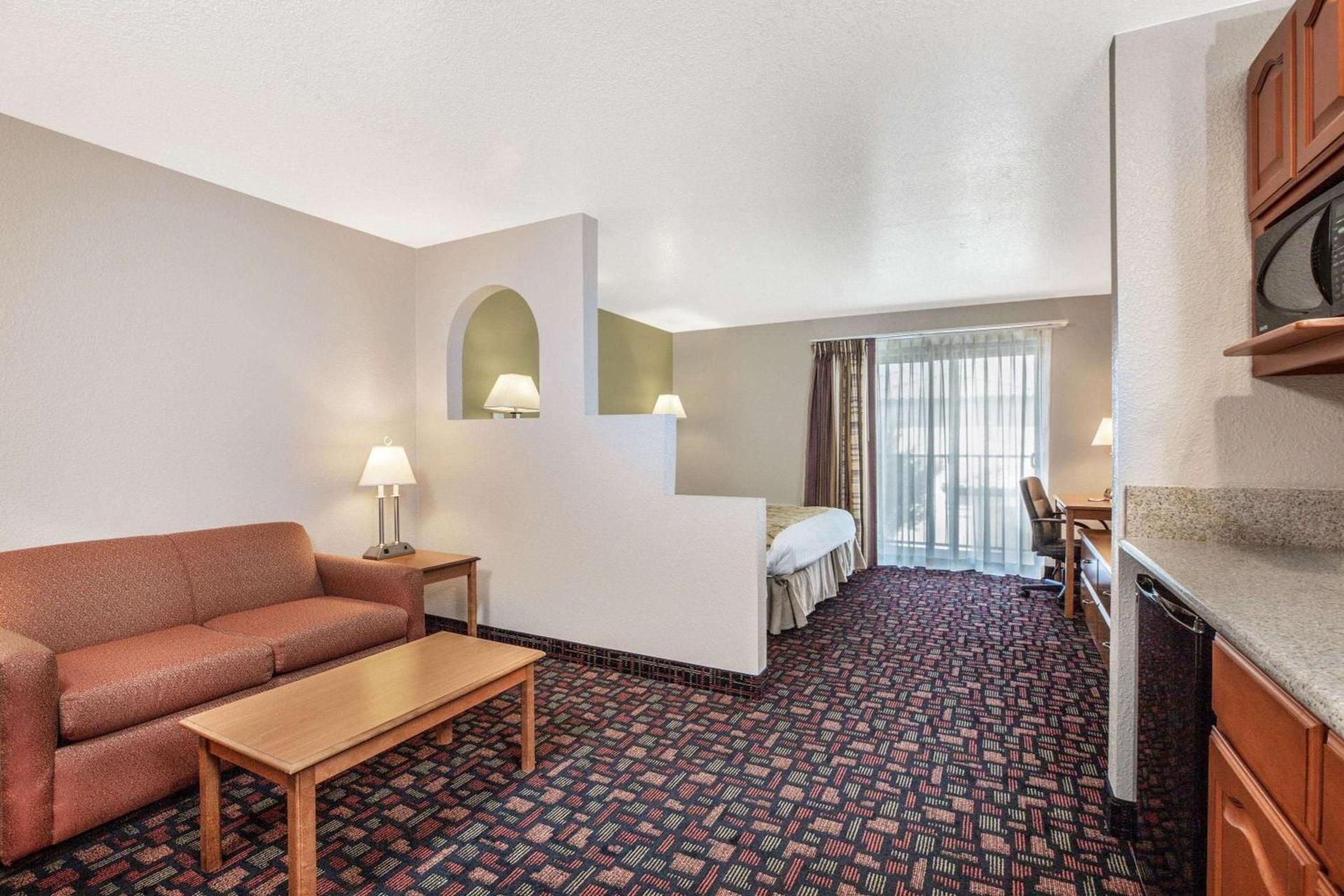 Baymont by Wyndham Tehachapi photo 12