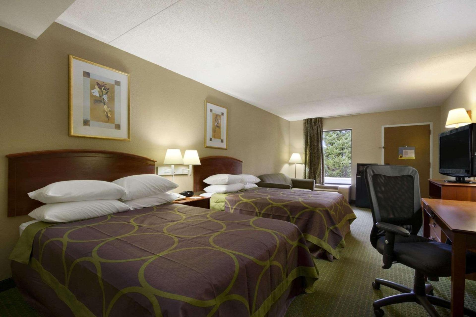 Super 8 by Wyndham Calhoun photo 4