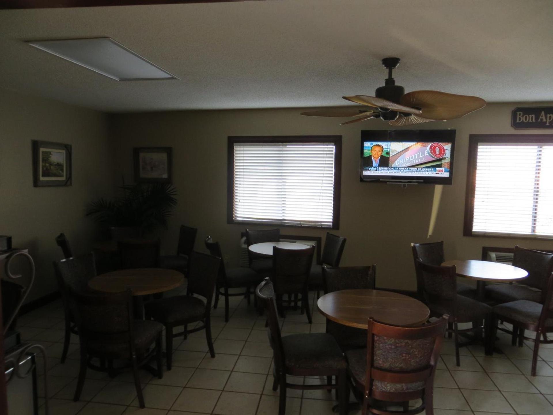 Super 8 by Wyndham Hot Springs photo 22