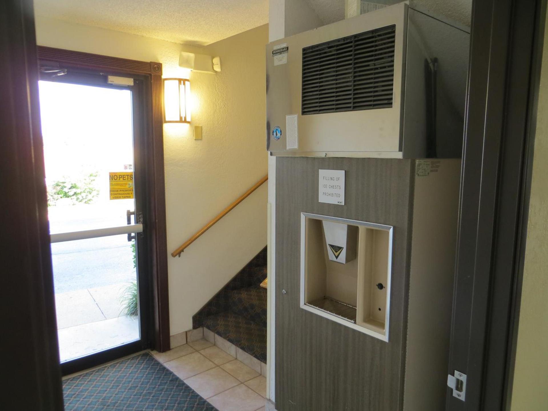 Super 8 by Wyndham Hot Springs photo 21
