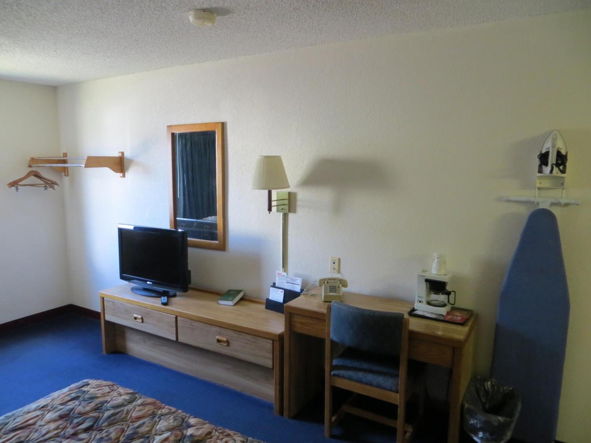 Super 8 by Wyndham Hot Springs photo 19