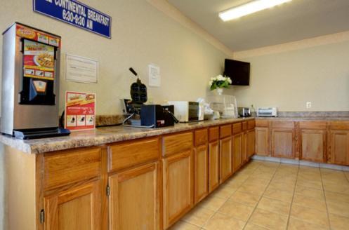 Americas Best Value Inn & Suites Macon at Eisenhower Pkwy photo 14
