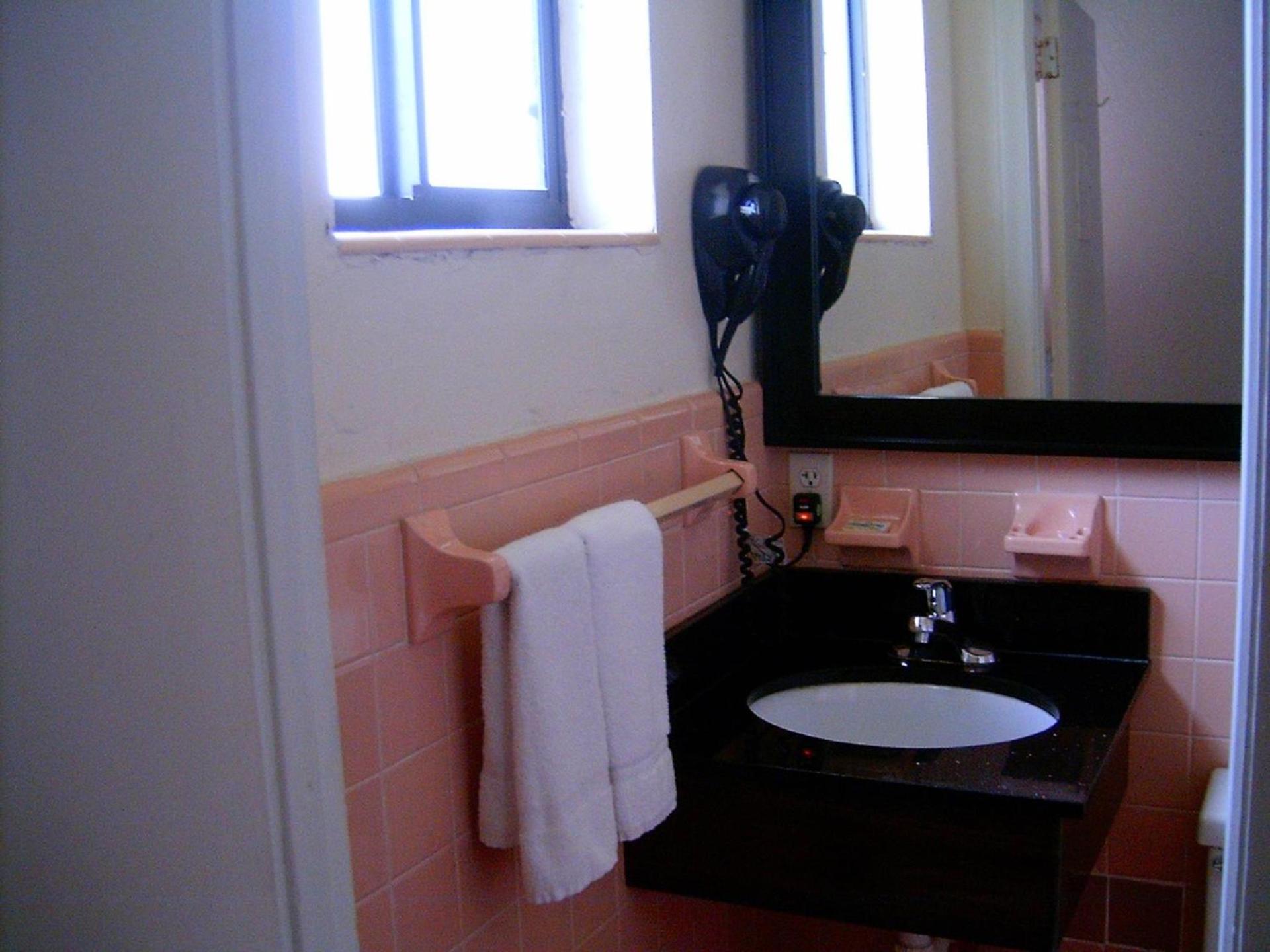 Budget Inn of Okeechobee photo 14