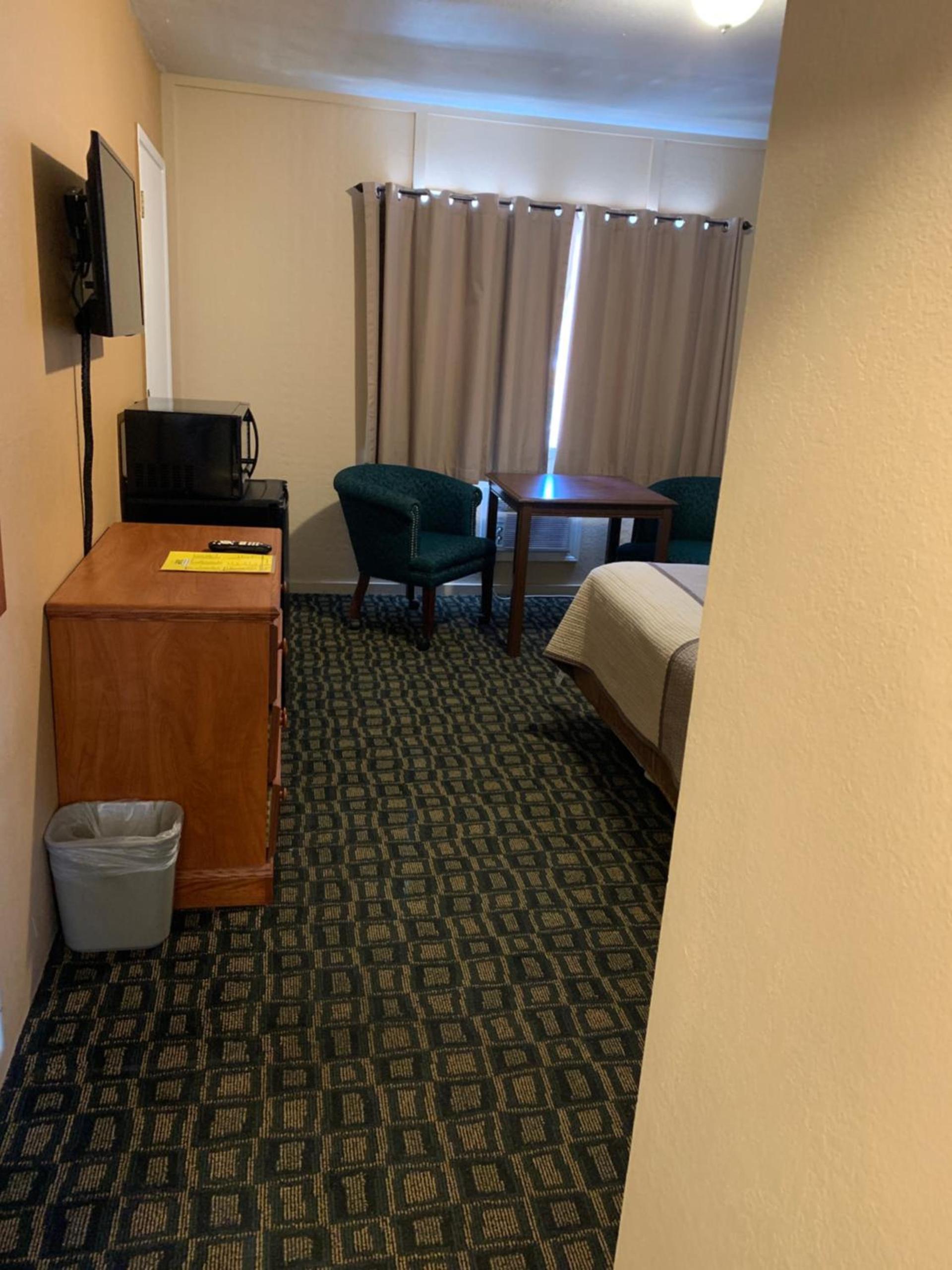 Townhouse Inn & Suites photo 14