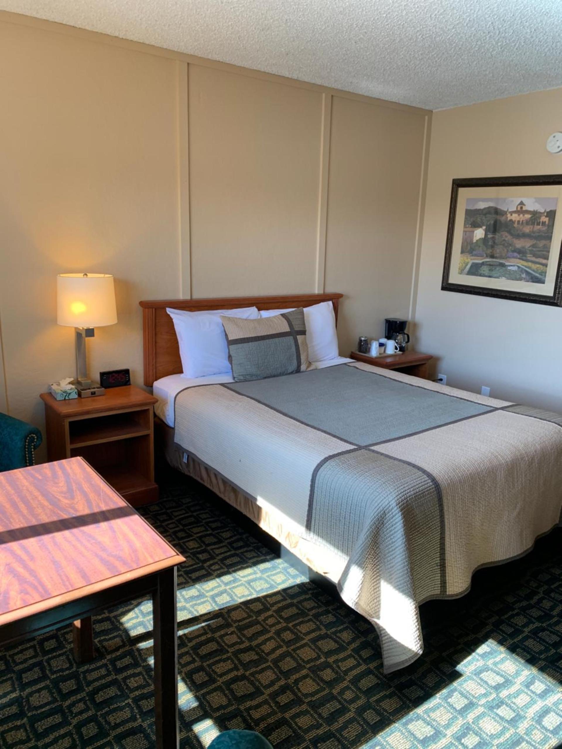 Townhouse Inn & Suites photo 19